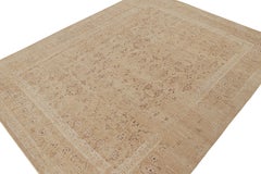 Alfombra de gran tamaño estilo Oushak de Rug & Kilim en color topo con motivos florales