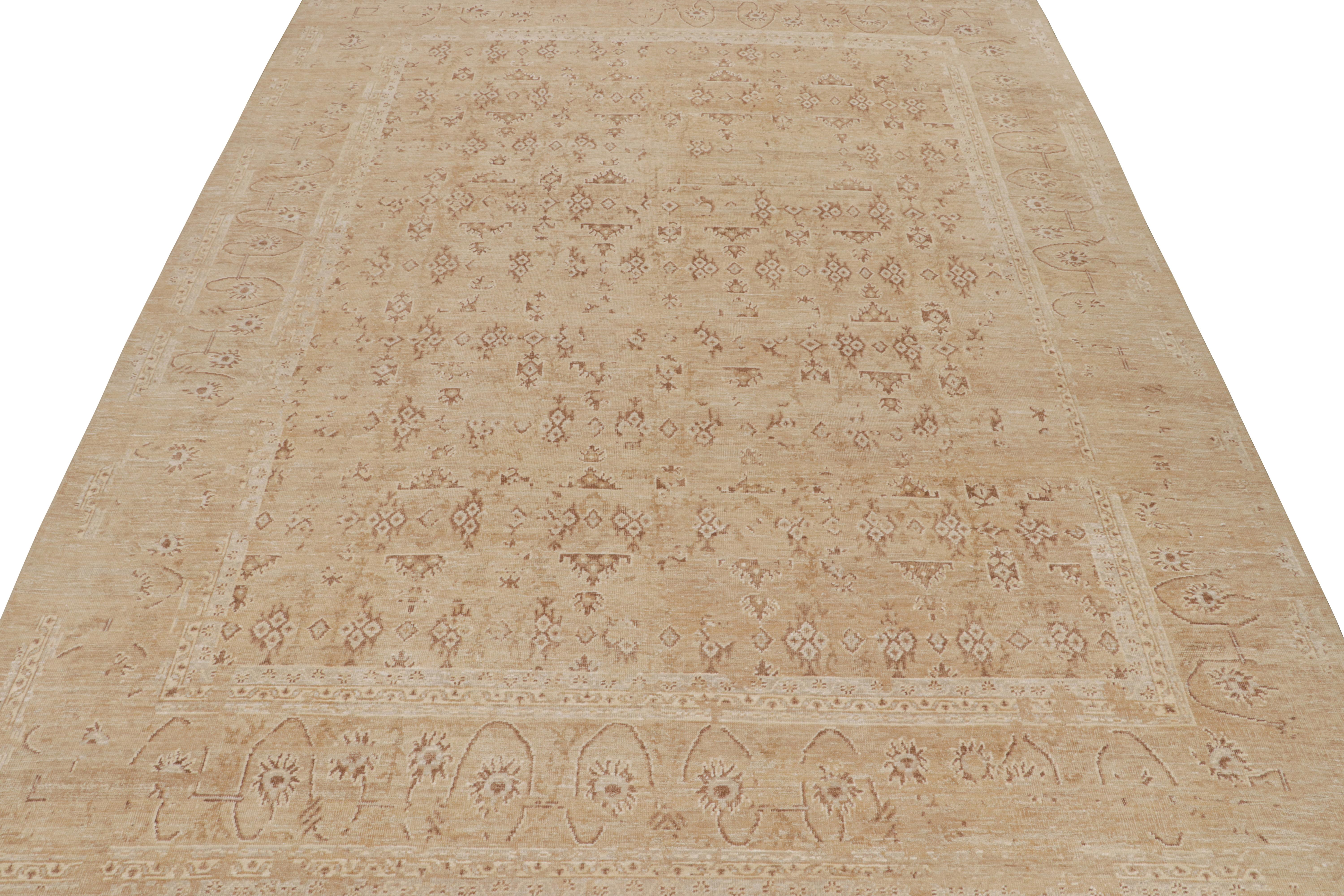 Indien Rug & Kilim's Oushak Style Oversized Rug in Taupe with Floral Patterns (tapis surdimensionné de style Oushak à motifs floraux) en vente