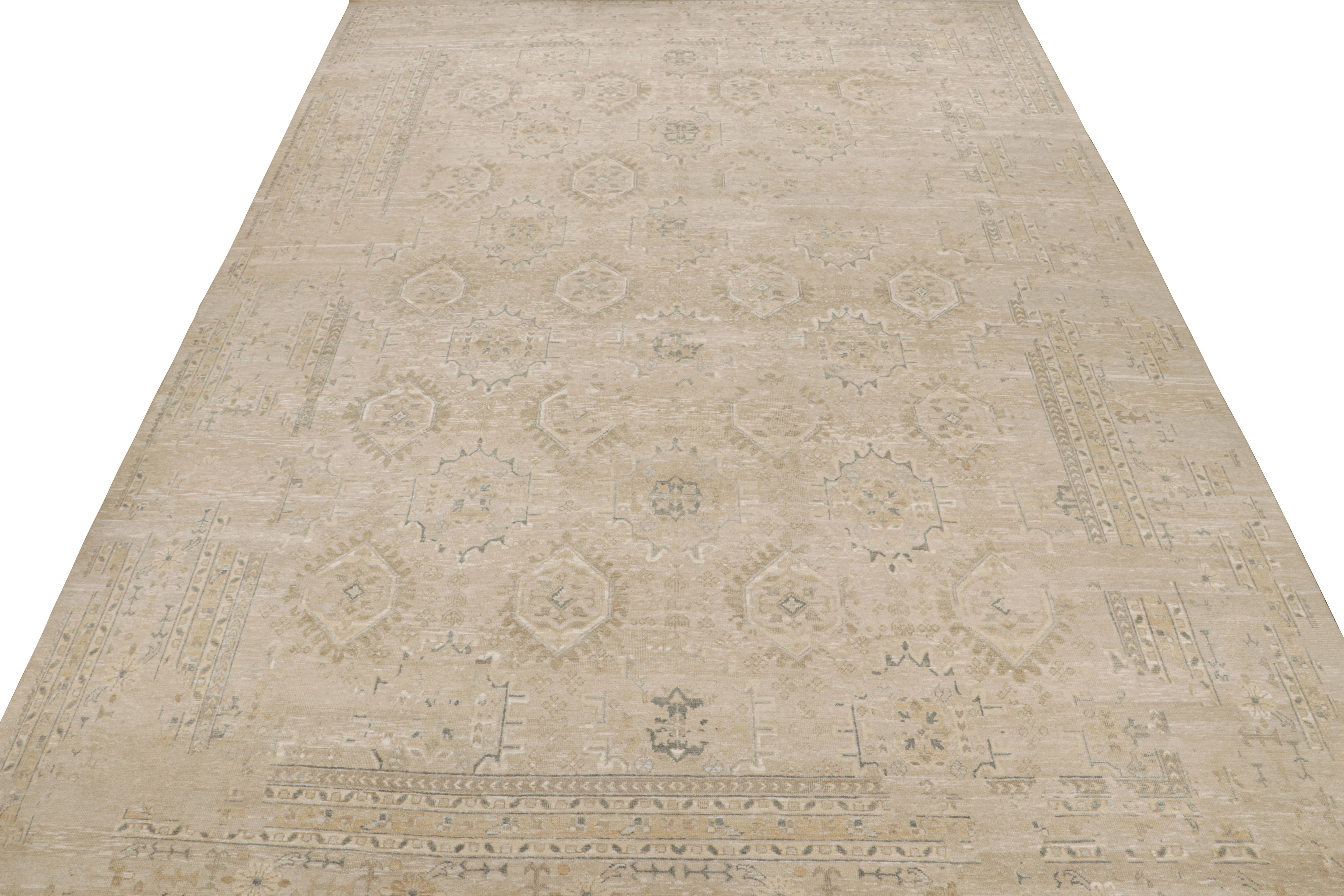 Indien Rug & Kilim's Oushak Style Oversized Rug in Taupe with Floral Patterns (tapis surdimensionné de style Oushak à motifs floraux) en vente