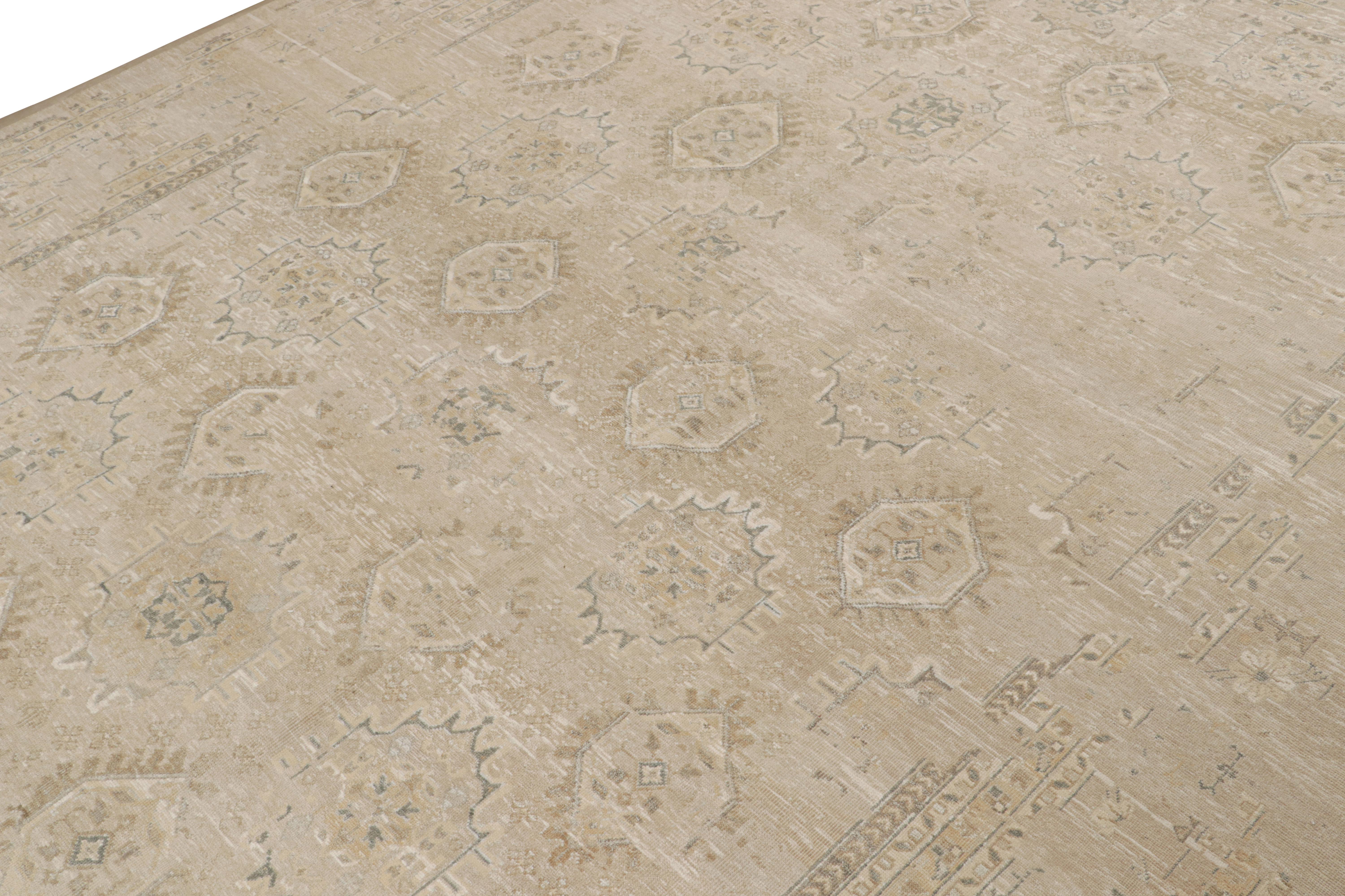 Noué à la main Rug & Kilim's Oushak Style Oversized Rug in Taupe with Floral Patterns (tapis surdimensionné de style Oushak à motifs floraux) en vente
