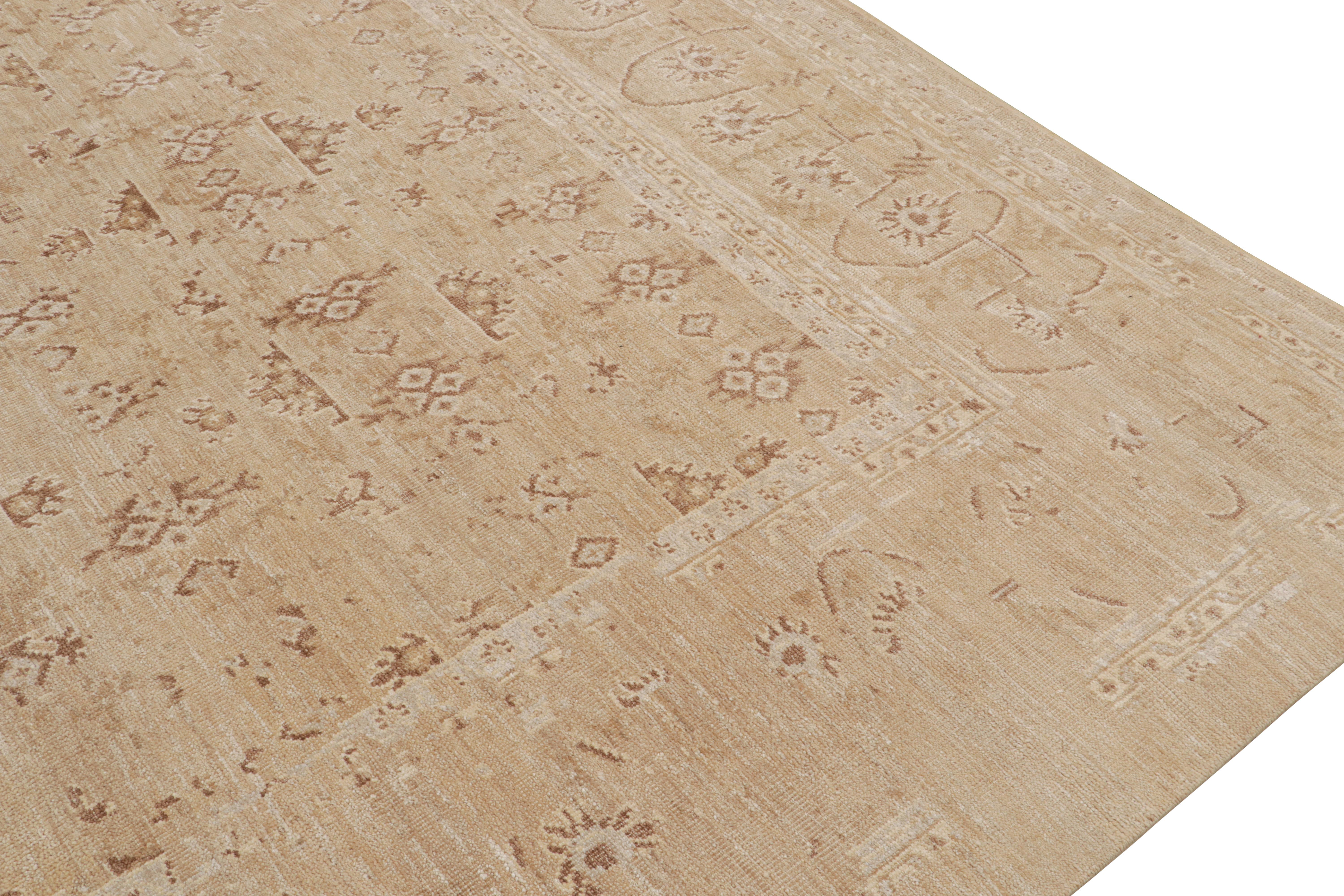 Rug & Kilim's Oushak Style Oversized Rug in Taupe with Floral Patterns (tapis surdimensionné de style Oushak à motifs floraux) Neuf - En vente à Long Island City, NY