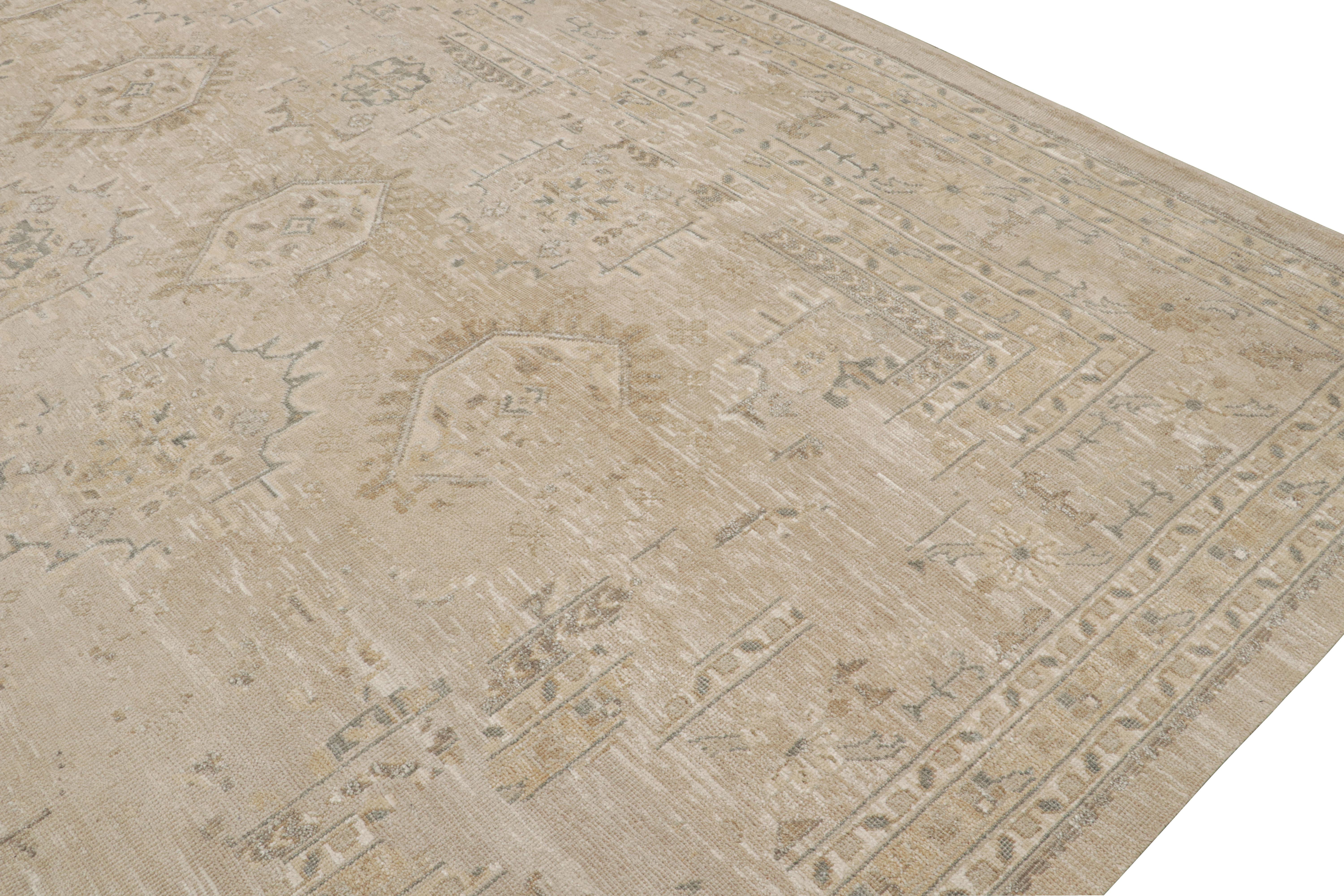 Rug & Kilim's Oushak Style Oversized Rug in Taupe with Floral Patterns (tapis surdimensionné de style Oushak à motifs floraux) Neuf - En vente à Long Island City, NY