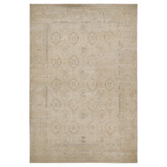 Rug & Kilim's übergroßer Teppich im Oushak-Stil in Taupe mit Blumenmustern