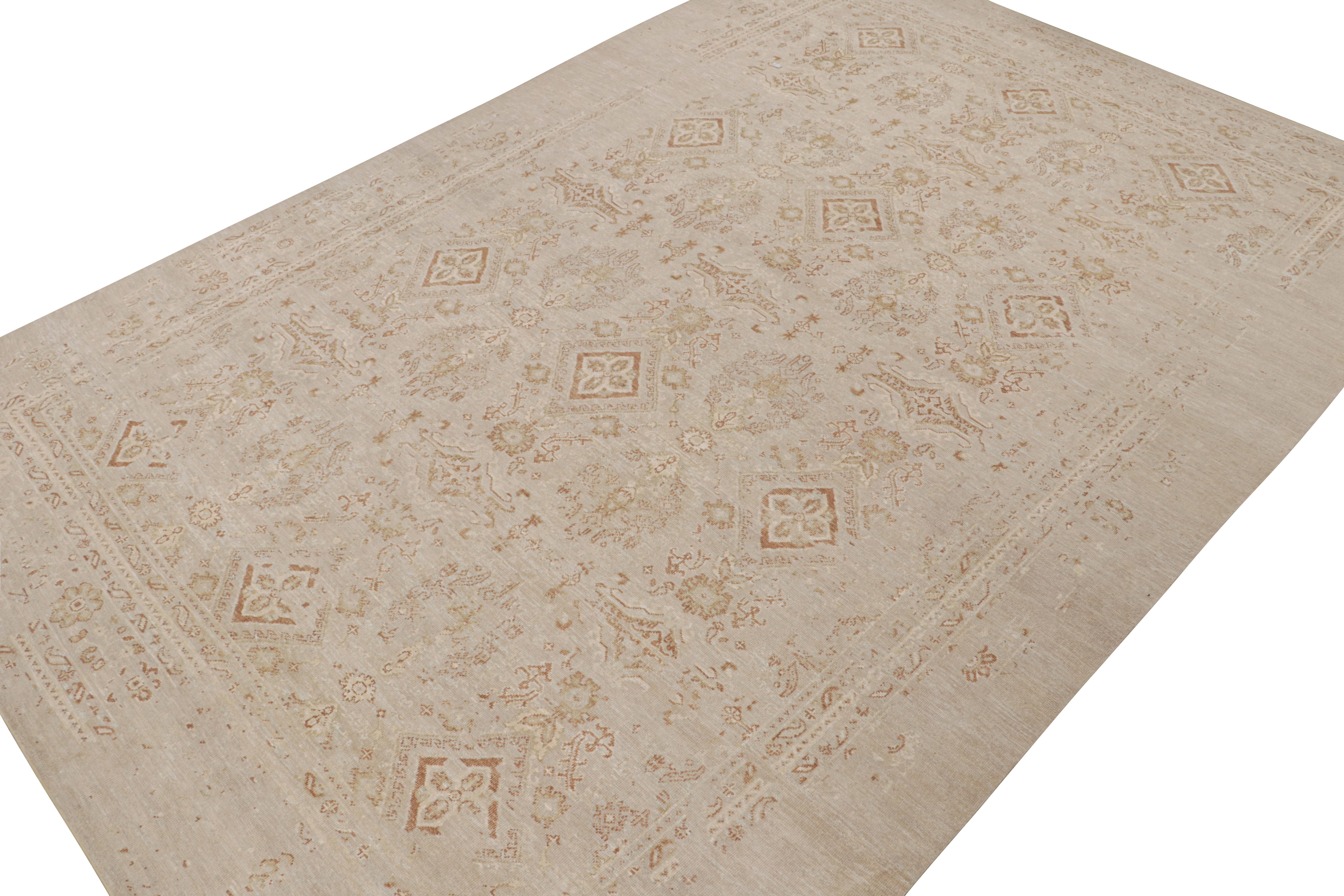 Cette carte 12x18  s'inspire des anciens tapis Oushak et fait partie de la nouvelle collection audacieuse Modern Classics de Rug & Kilim. Noué à la main en soie, il présente des tons beige et taupe, des accents rouille et bleu vif, des motifs