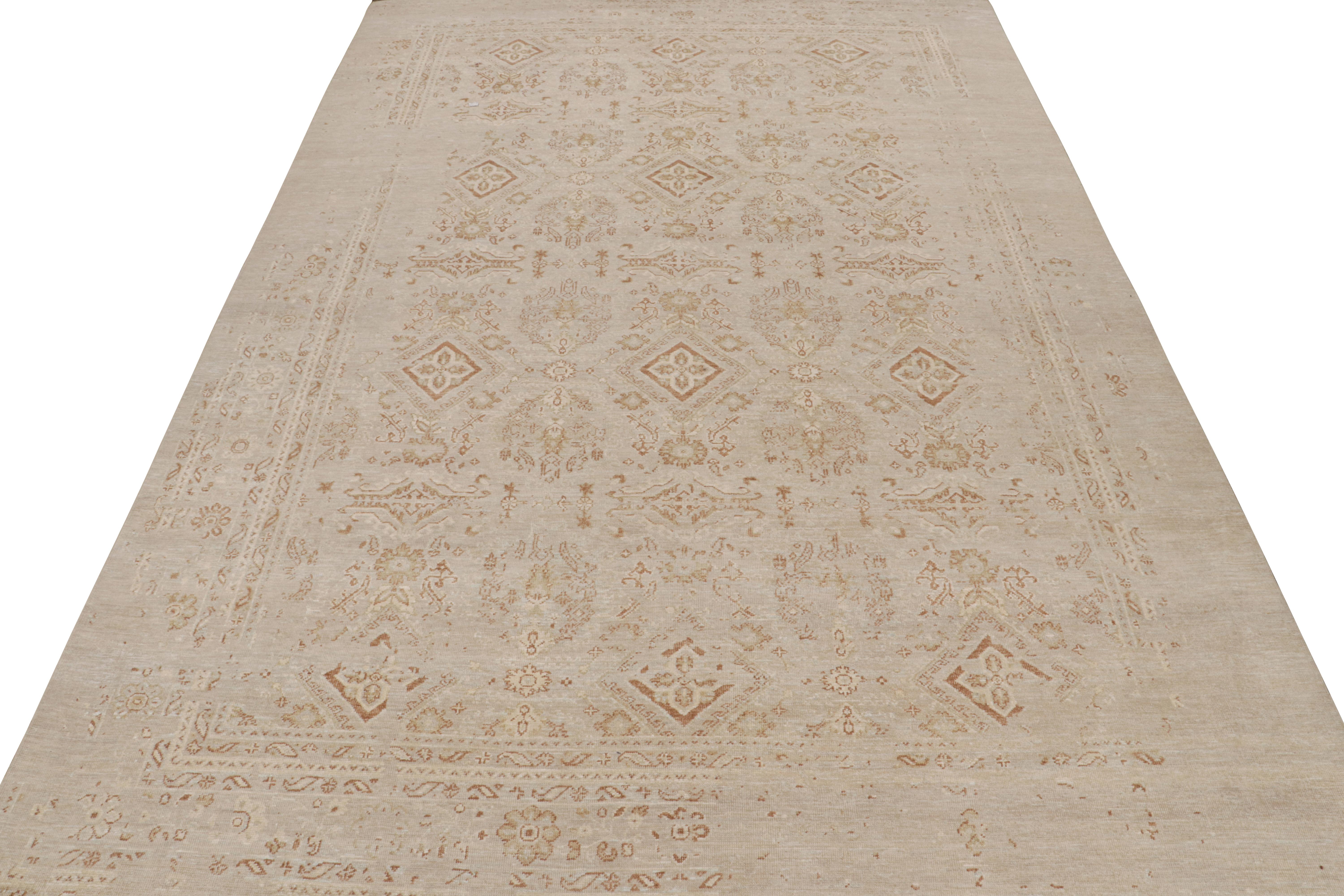 Indien Rug & Kilim's Oushak Style Oversized Rug in Taupe with Rust Floral Patterns (tapis surdimensionné de style Oushak en taupe avec motifs floraux rouille) en vente