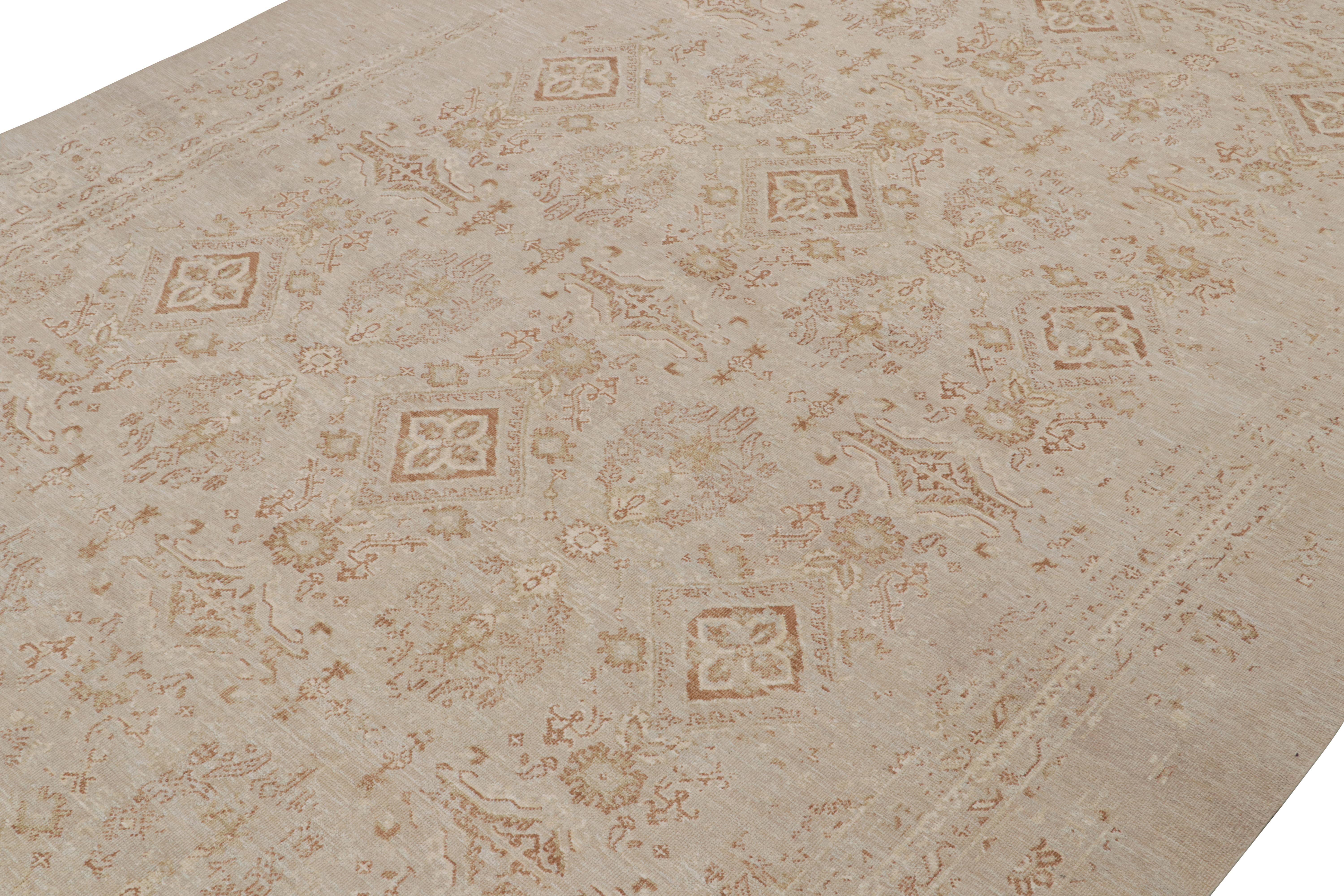 Noué à la main Rug & Kilim's Oushak Style Oversized Rug in Taupe with Rust Floral Patterns (tapis surdimensionné de style Oushak en taupe avec motifs floraux rouille) en vente