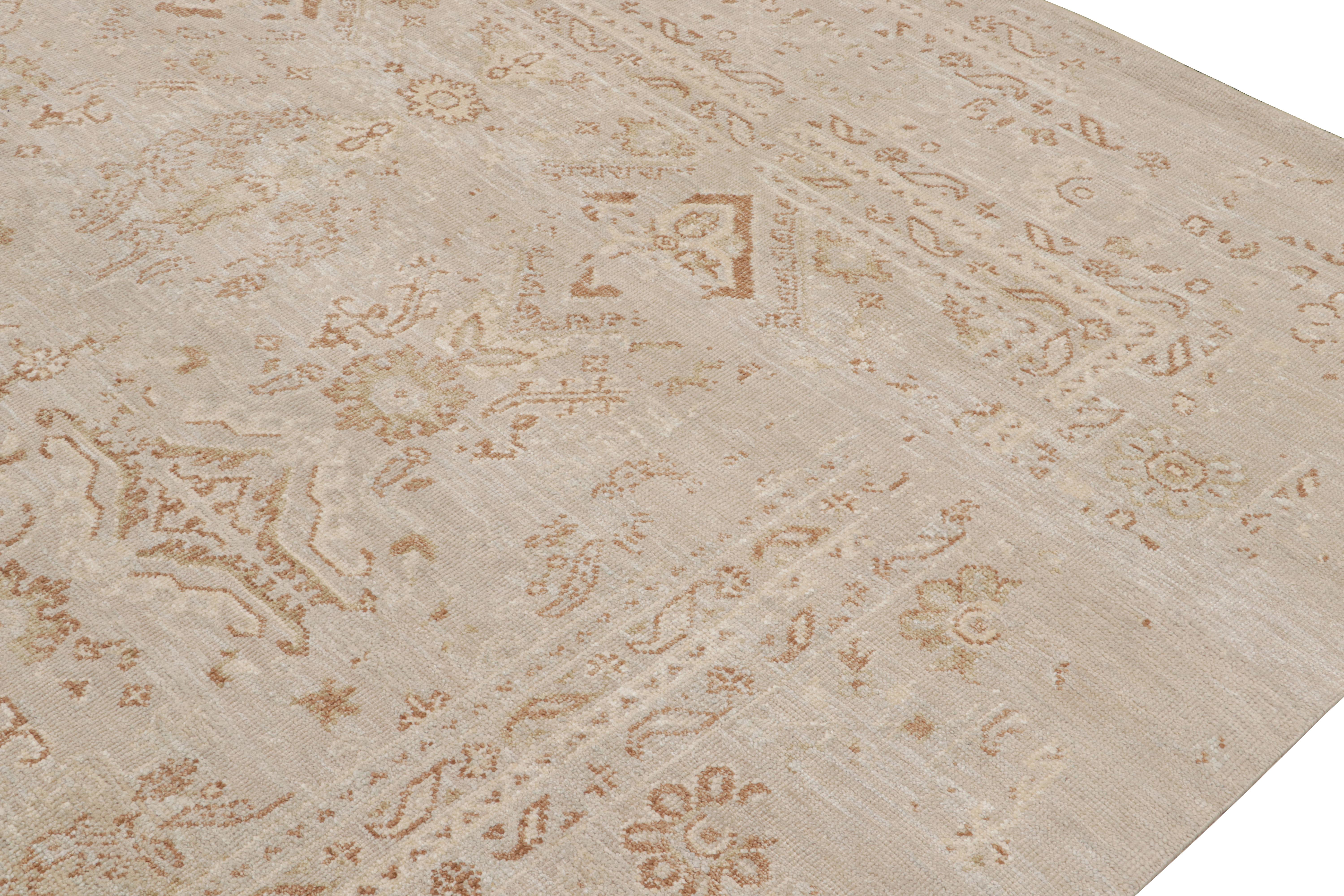 Rug & Kilim's Oushak Style Oversized Rug in Taupe with Rust Floral Patterns (tapis surdimensionné de style Oushak en taupe avec motifs floraux rouille) Neuf - En vente à Long Island City, NY