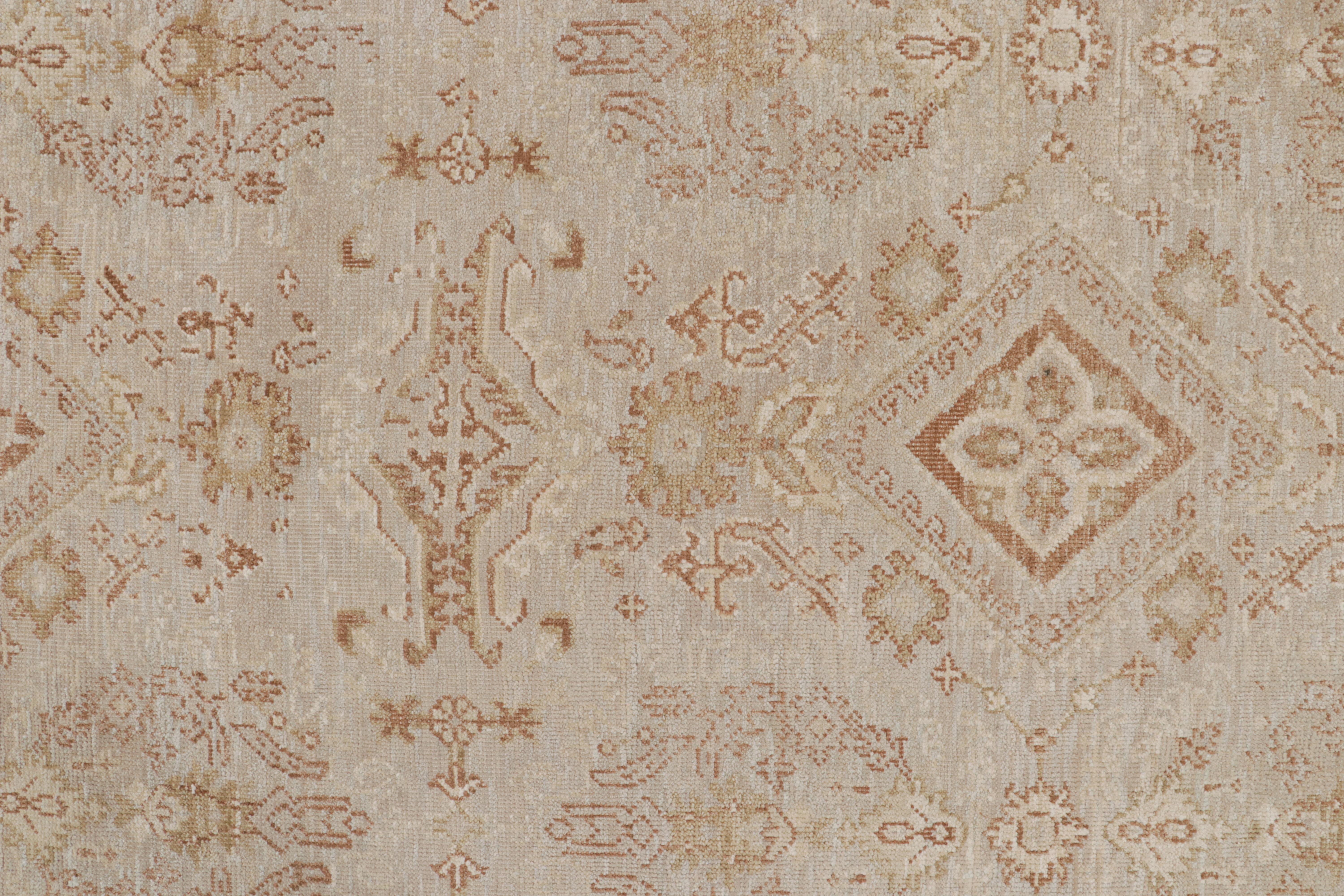 XXIe siècle et contemporain Rug & Kilim's Oushak Style Oversized Rug in Taupe with Rust Floral Patterns (tapis surdimensionné de style Oushak en taupe avec motifs floraux rouille) en vente