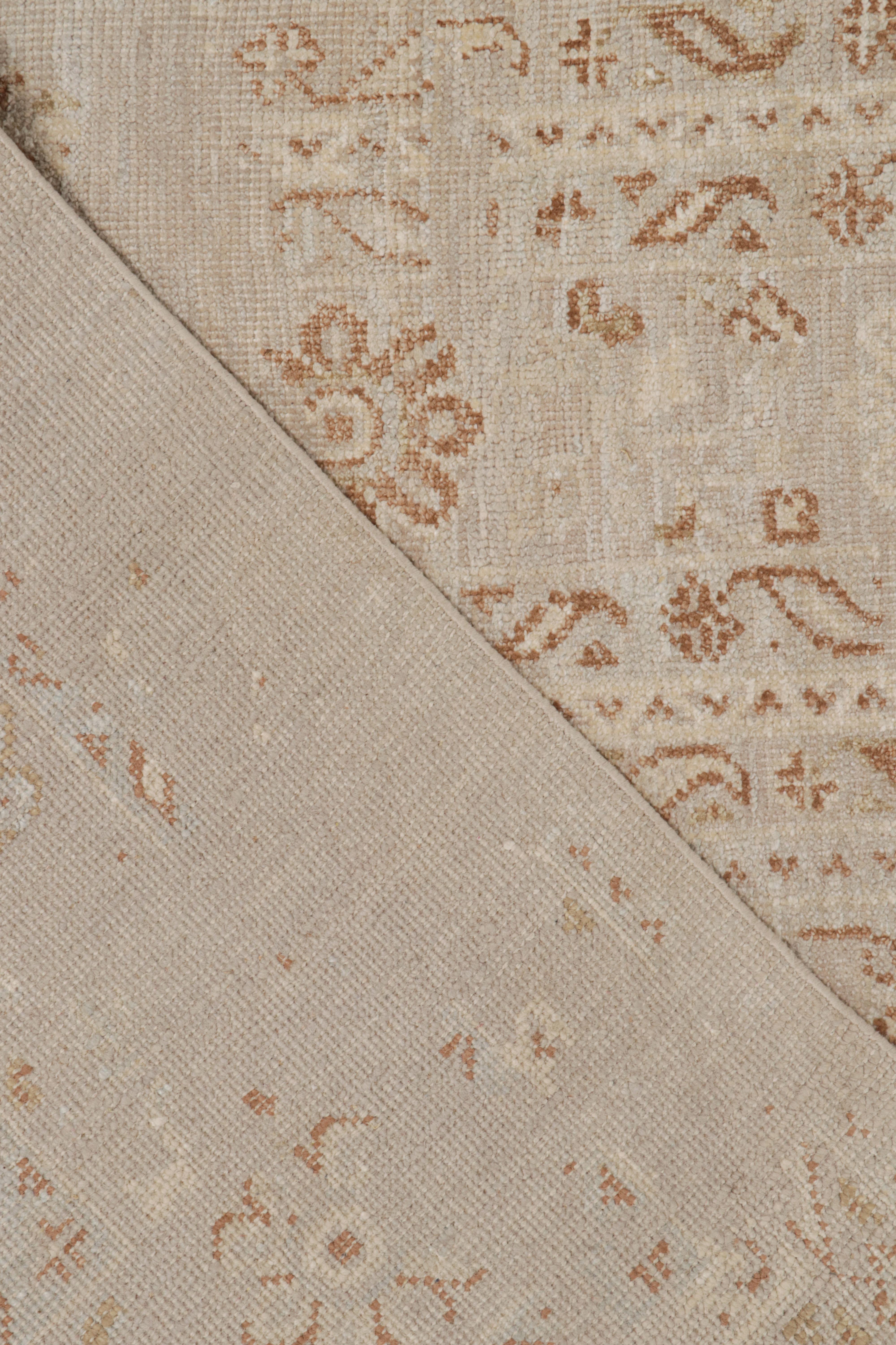 Soie Rug & Kilim's Oushak Style Oversized Rug in Taupe with Rust Floral Patterns (tapis surdimensionné de style Oushak en taupe avec motifs floraux rouille) en vente
