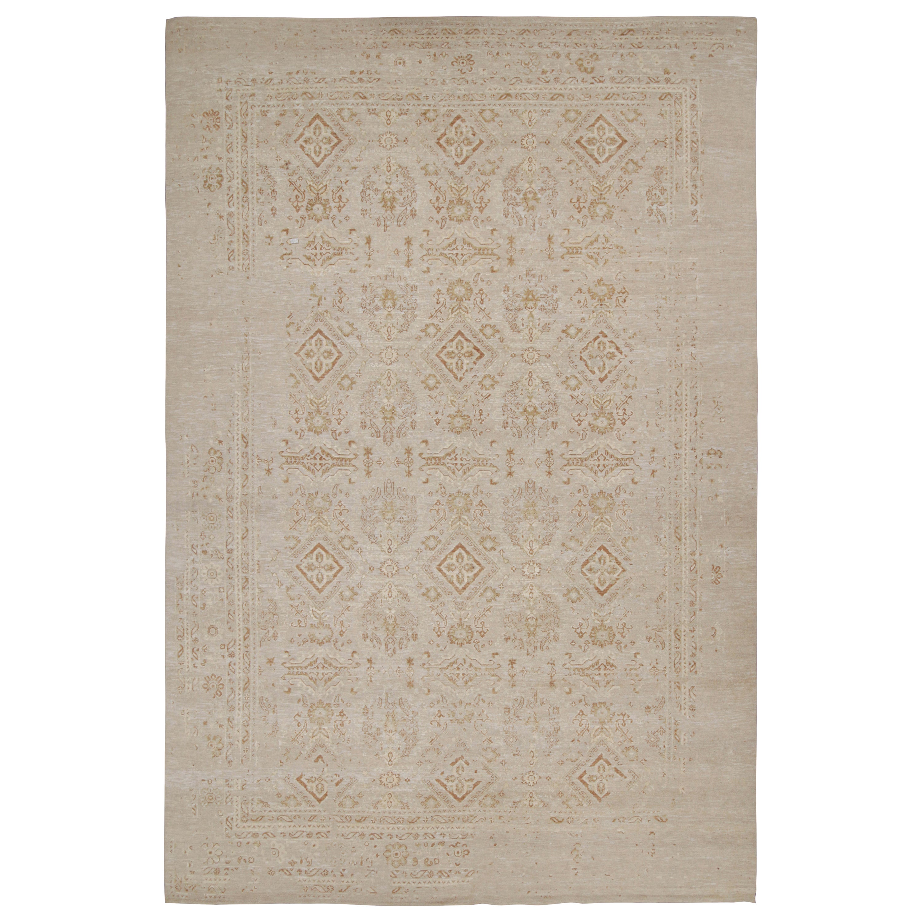 Rug & Kilim's Oushak Style Oversized Rug in Taupe with Rust Floral Patterns (tapis surdimensionné de style Oushak en taupe avec motifs floraux rouille)