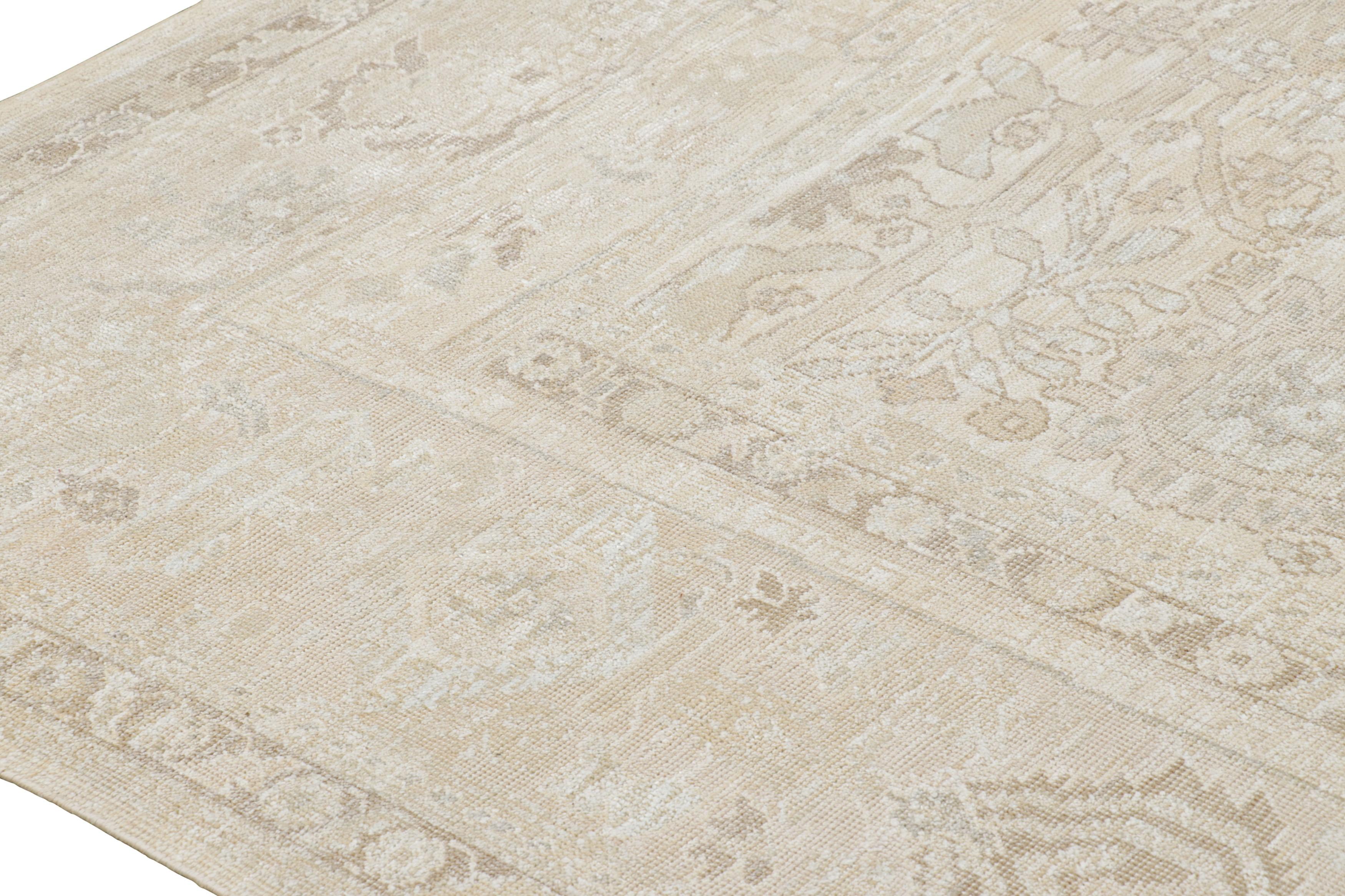 Rug & Kilim's Oushak Style Teppich in Beige und Cremeweiß mit floralen Mustern (Indisch) im Angebot