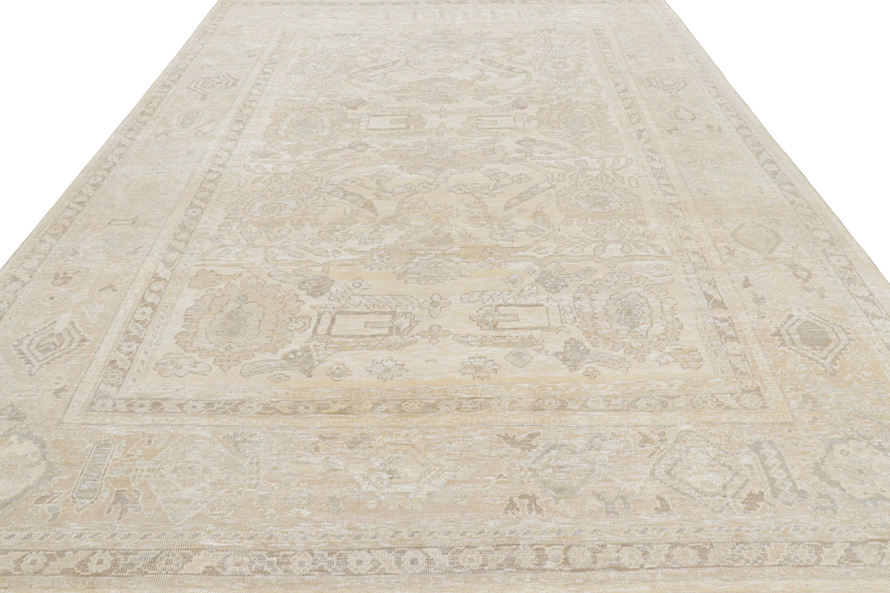 Rug & Kilim's Oushak Style Teppich in Beige und Cremeweiß mit floralen Mustern (Handgeknüpft) im Angebot