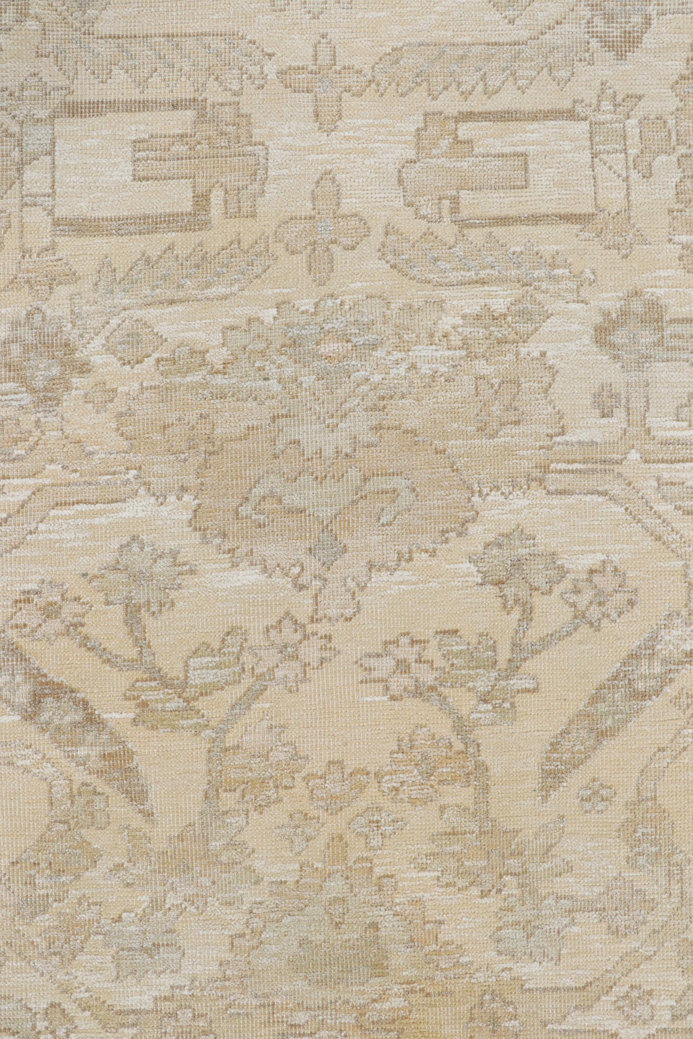 Rug & Kilim's Oushak Style Teppich in Beige und Cremeweiß mit floralen Mustern (21. Jahrhundert und zeitgenössisch) im Angebot
