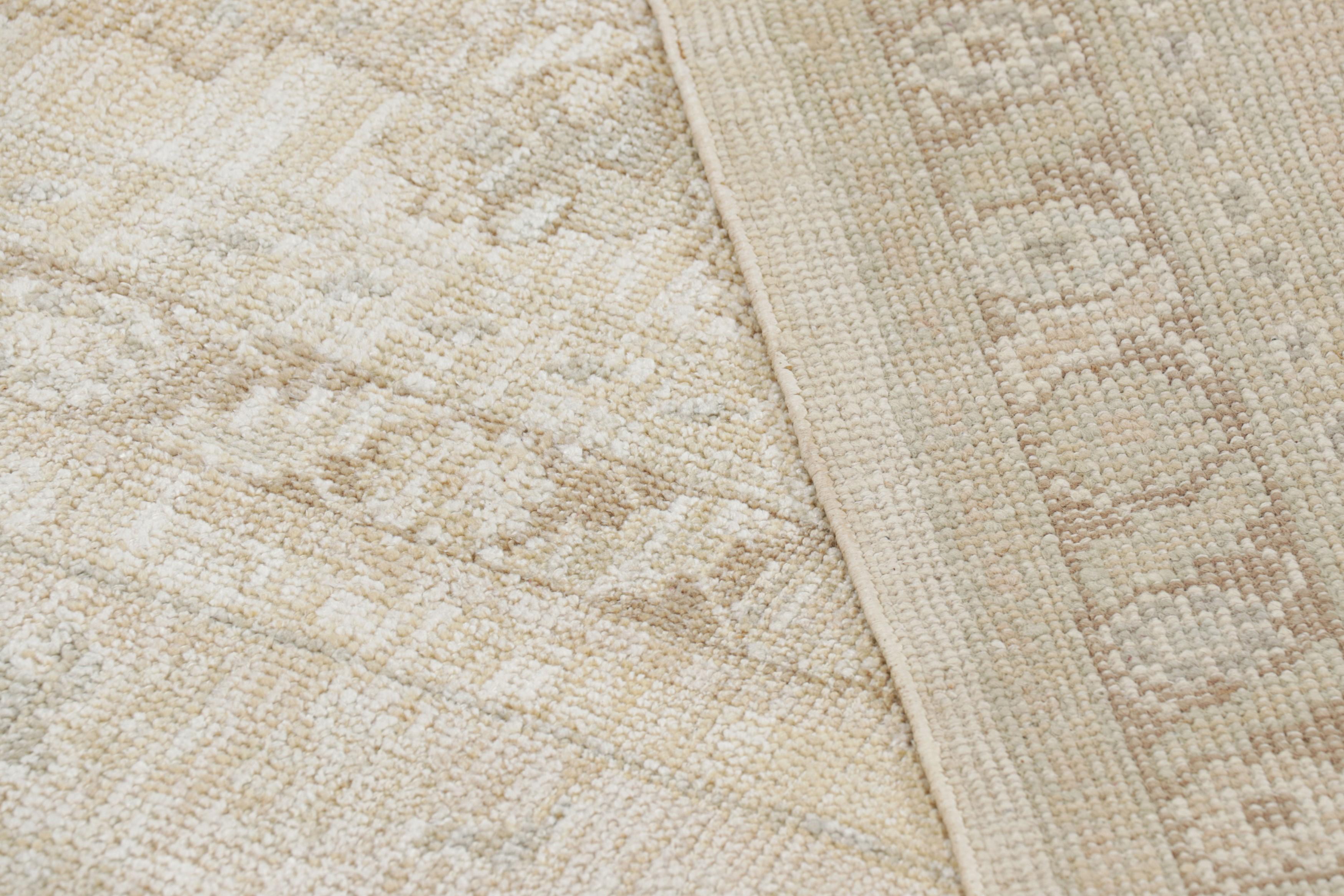 Rug & Kilim's Oushak Style Teppich in Beige und Cremeweiß mit floralen Mustern (Wolle) im Angebot