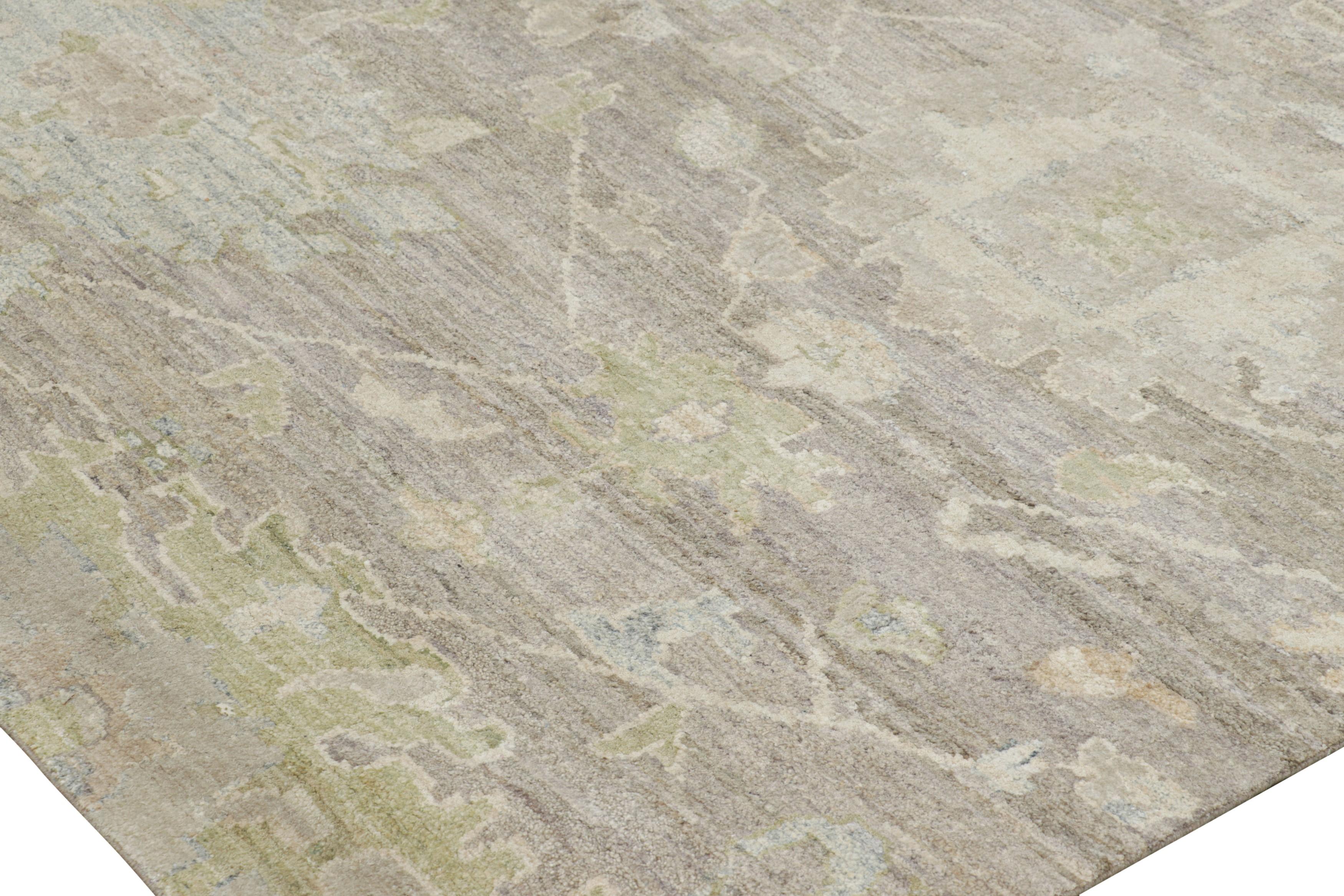 Rug & Kilim's Oushak Style Teppich in Beige und Grün mit floralen Mustern (Indisch) im Angebot
