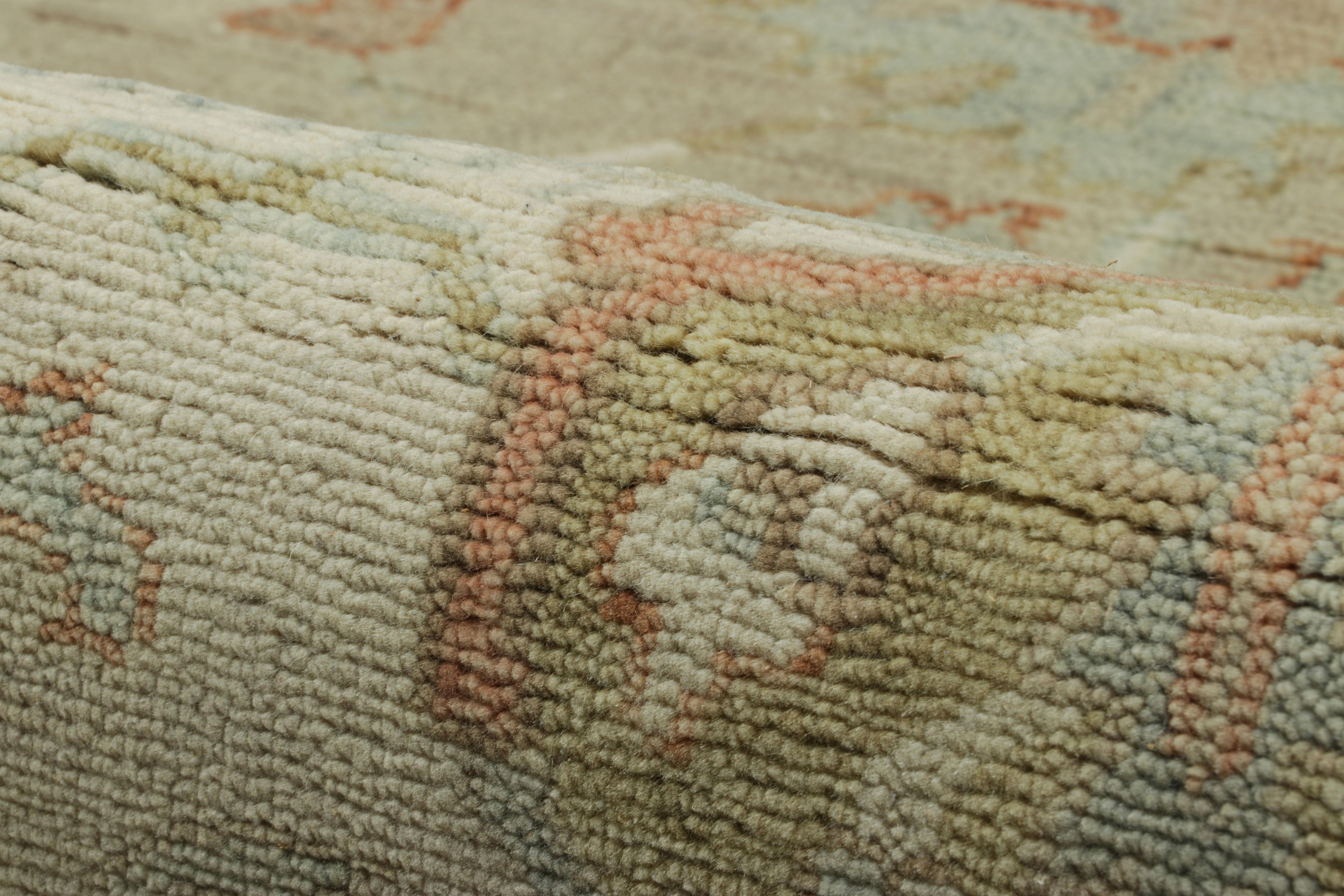 Alfombra estilo Oushak de Rug & Kilim en beige y verde con motivos florales Moderno en venta