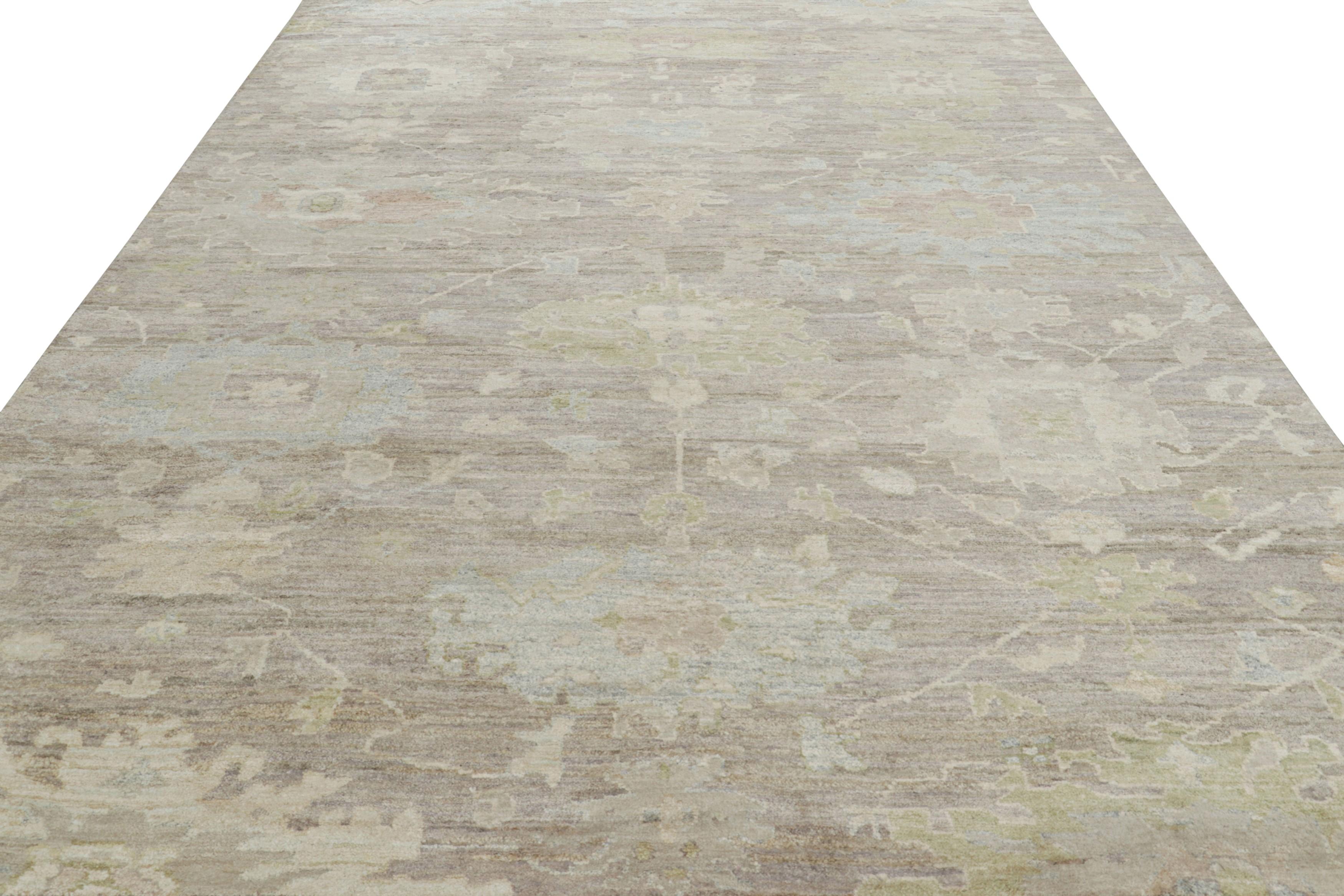 Rug & Kilim's Oushak Style Teppich in Beige und Grün mit floralen Mustern (Handgeknüpft) im Angebot