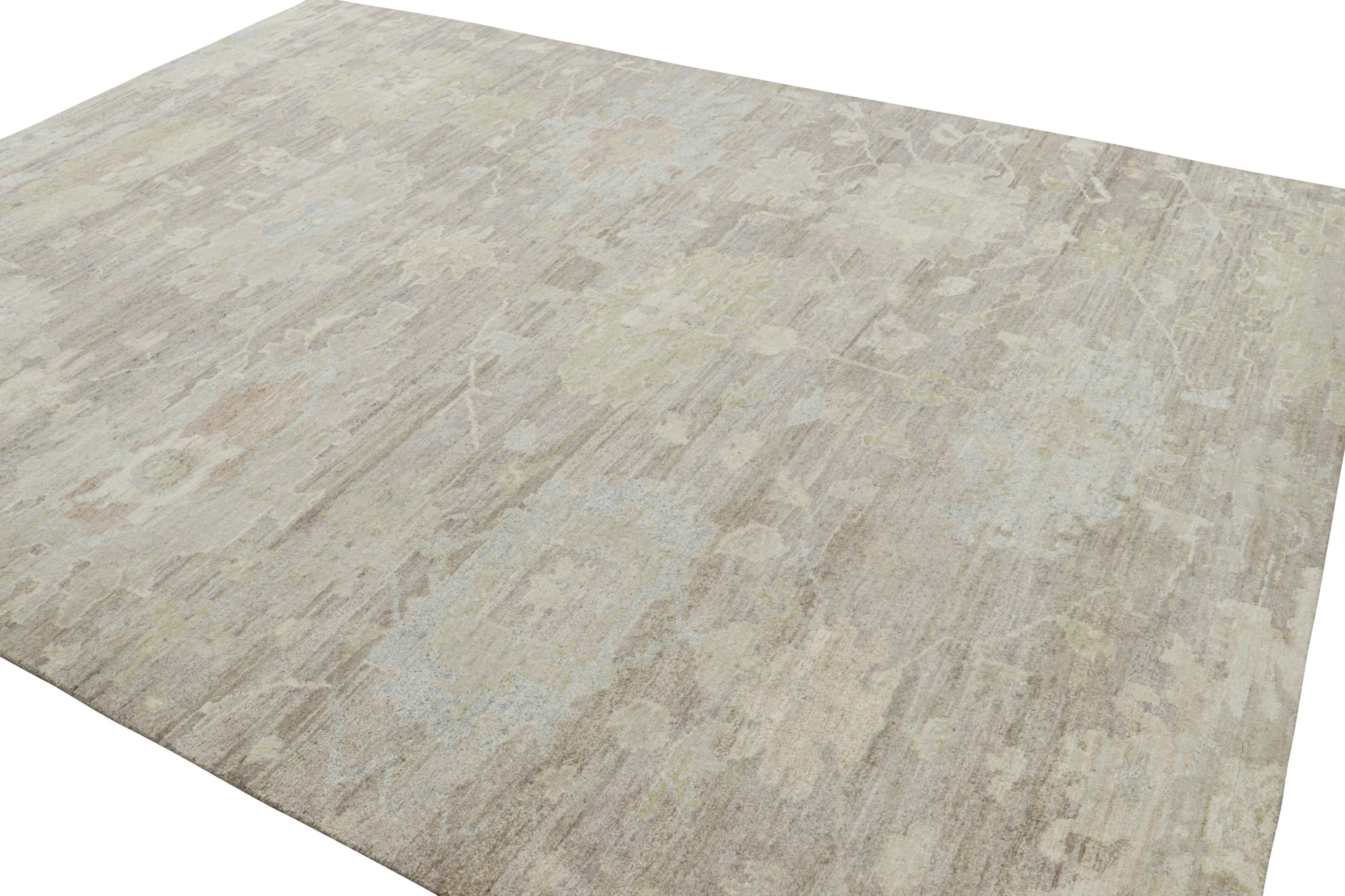 Rug & Kilim's Oushak Style Teppich in Beige und Grün mit floralen Mustern im Zustand „Neu“ im Angebot in Long Island City, NY