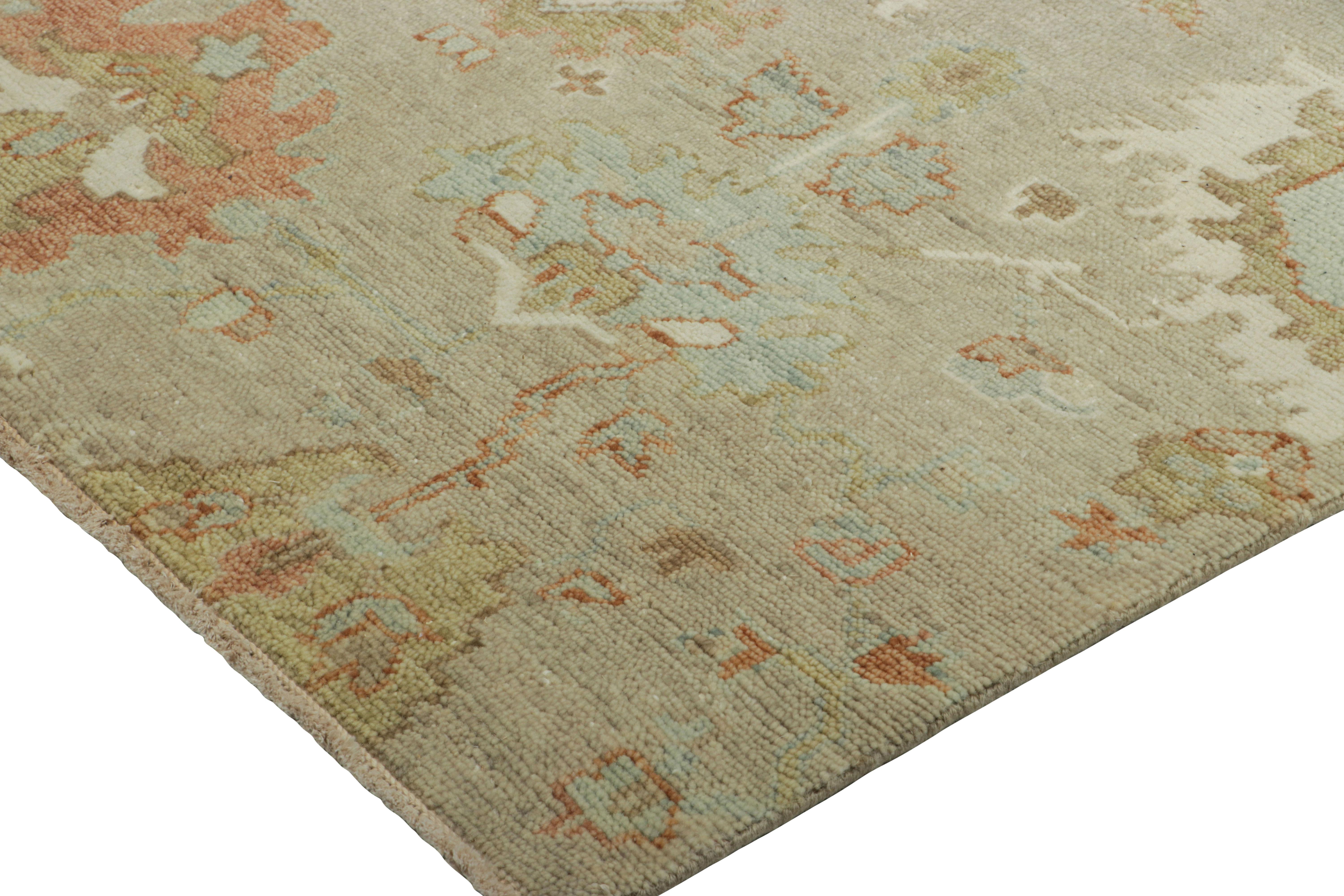 Alfombra estilo Oushak de Rug & Kilim en beige y verde con motivos florales Anudado a mano en venta