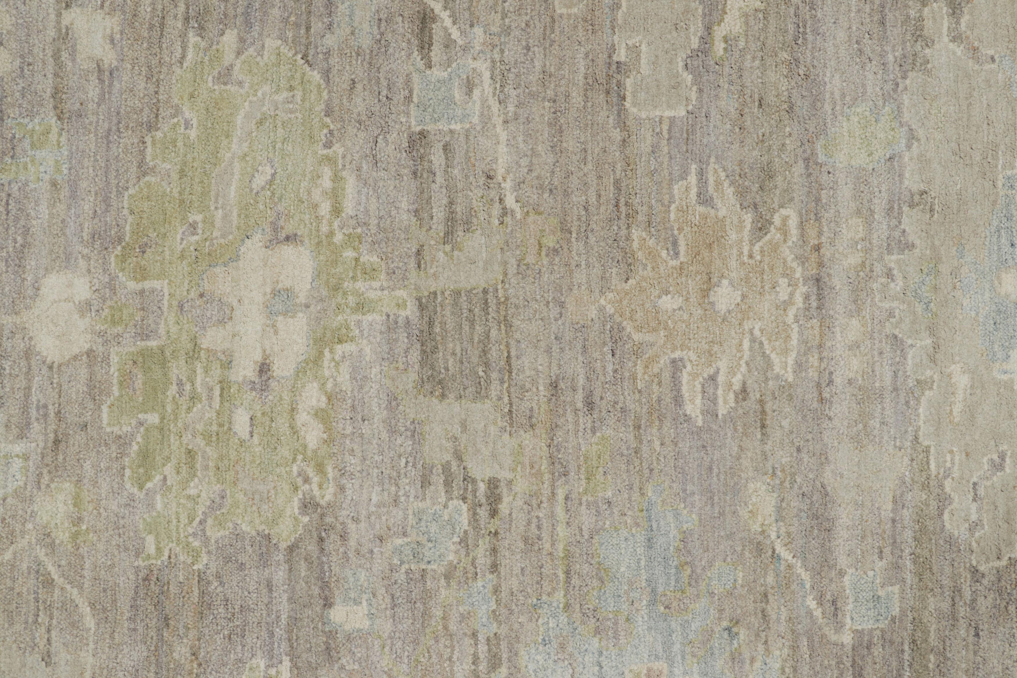 Rug & Kilim's Oushak Style Teppich in Beige und Grün mit floralen Mustern (21. Jahrhundert und zeitgenössisch) im Angebot