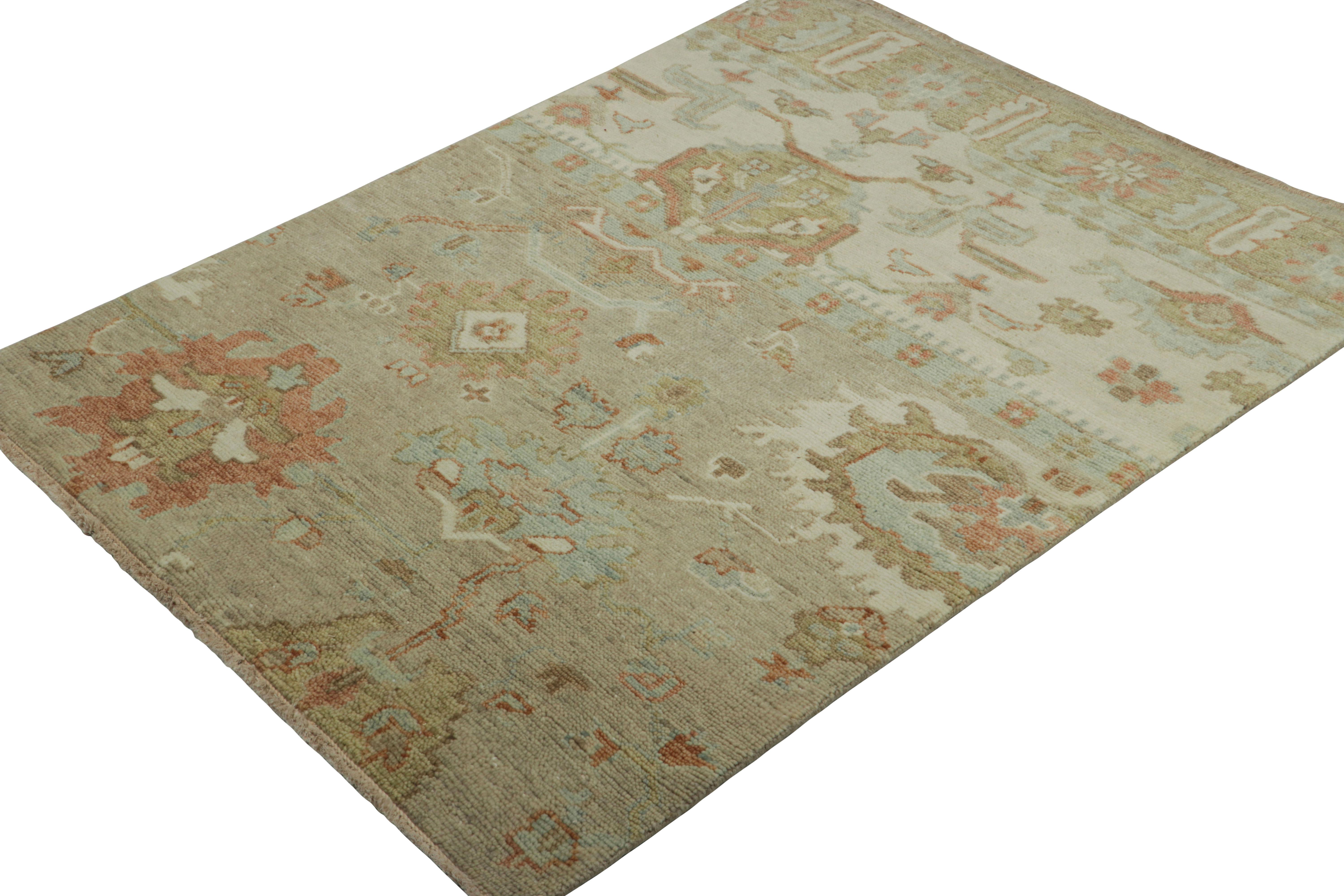 Alfombra estilo Oushak de Rug & Kilim en beige y verde con motivos florales en Nuevo estado para la venta en Long Island City, NY