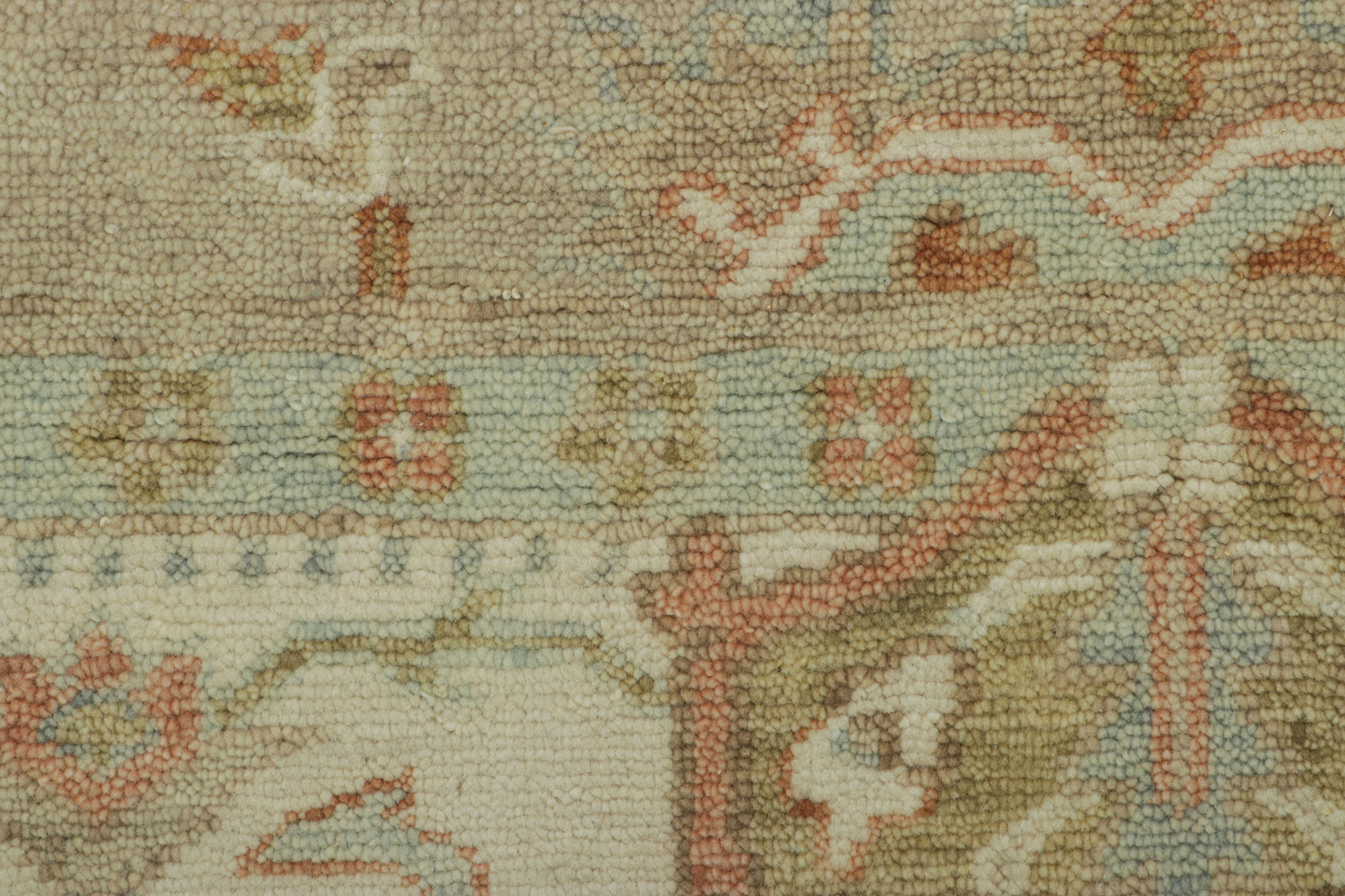 Alfombra estilo Oushak de Rug & Kilim en beige y verde con motivos florales Siglo XXI y contemporáneo en venta