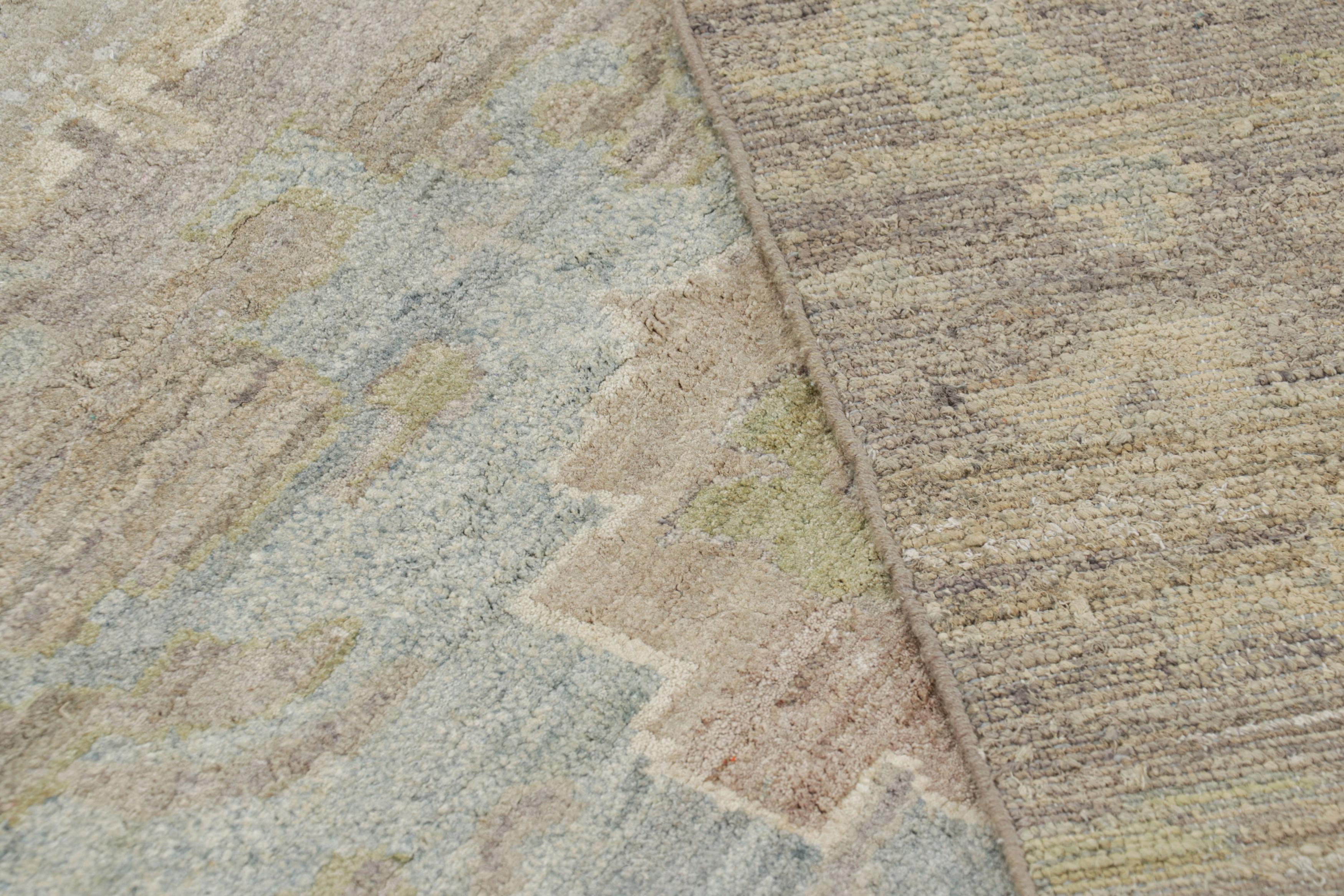 Rug & Kilim's Oushak Style Teppich in Beige und Grün mit floralen Mustern im Angebot 1