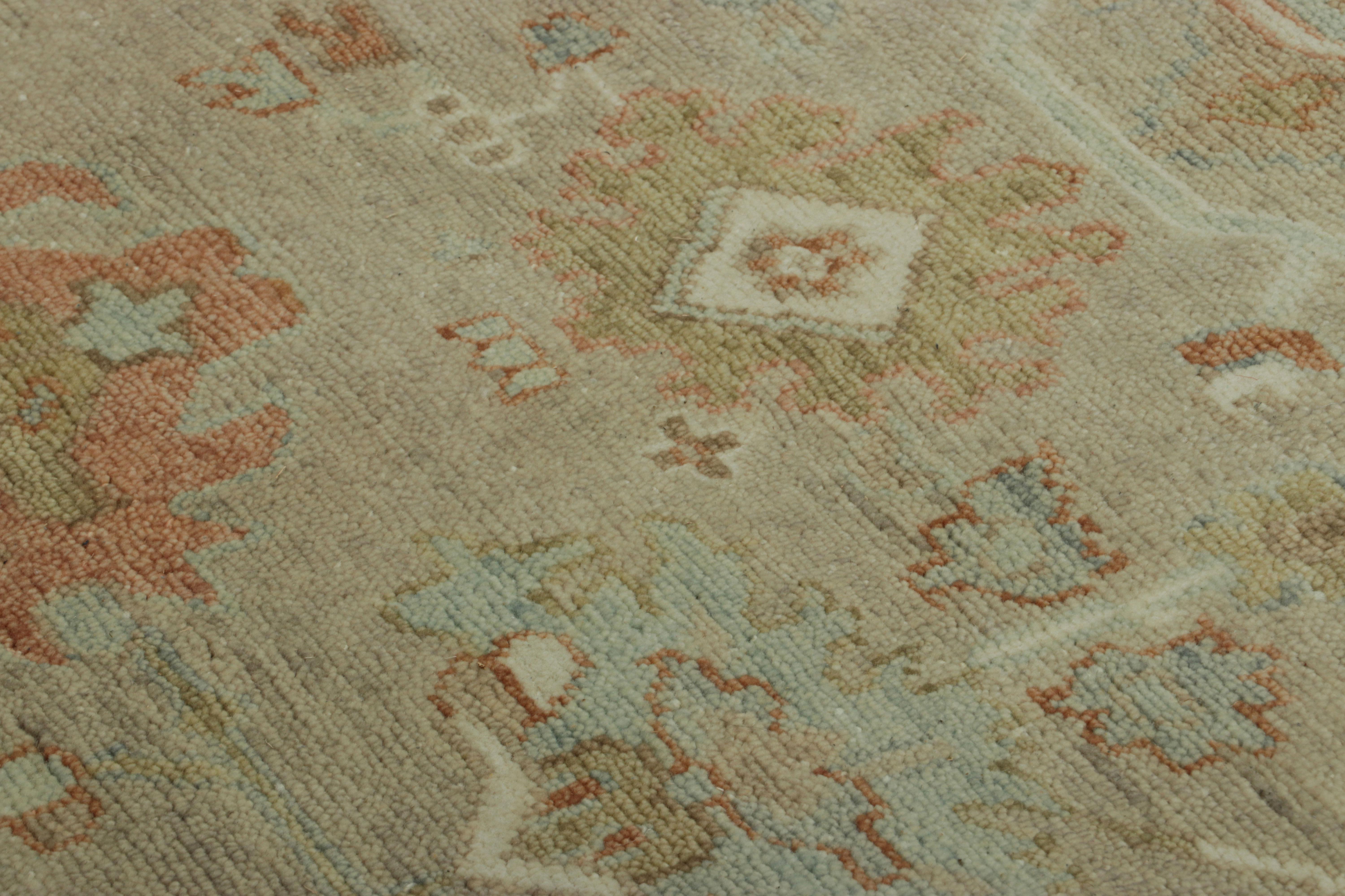 Alfombra estilo Oushak de Rug & Kilim en beige y verde con motivos florales Lana en venta