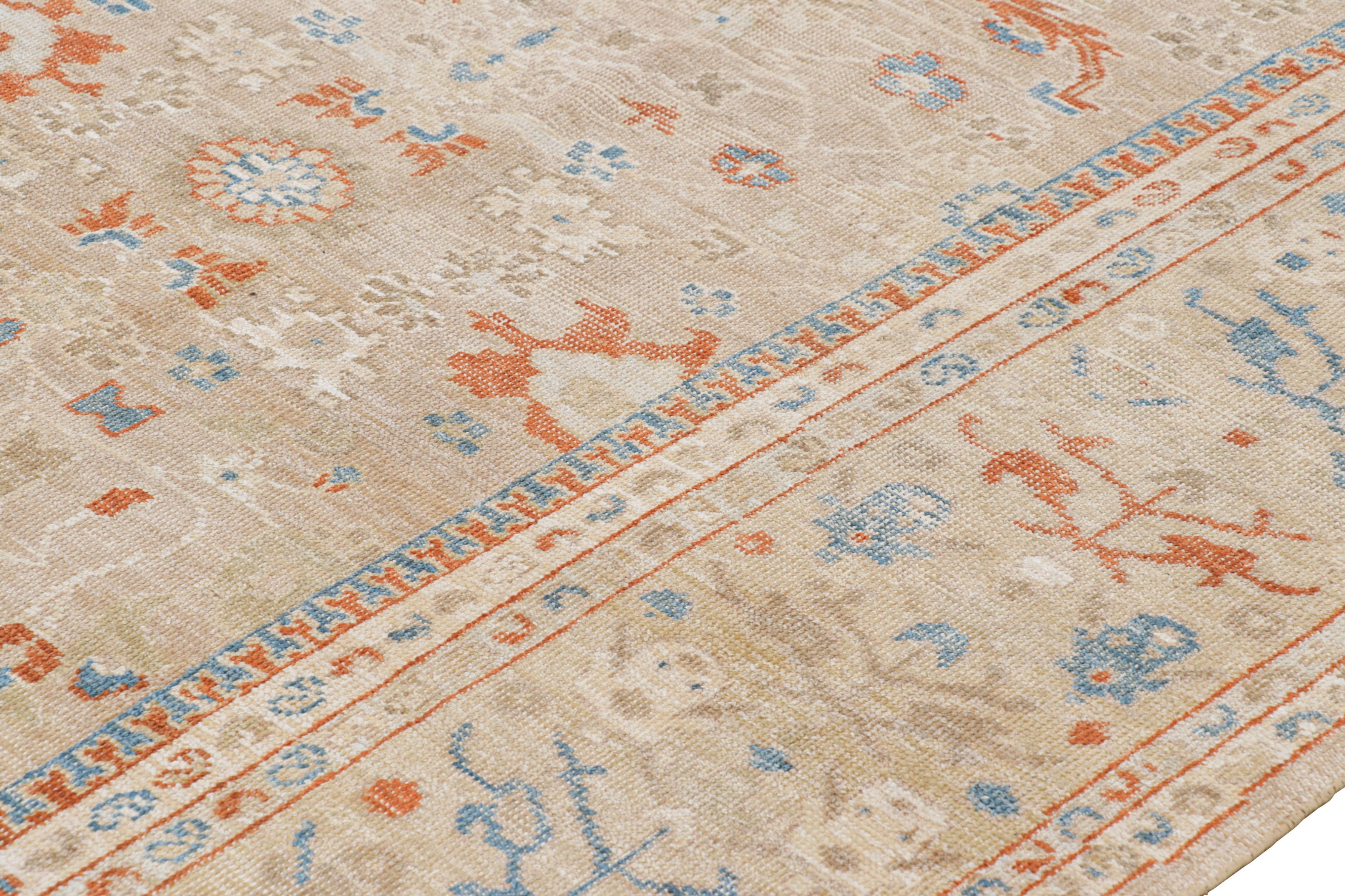Indiano Rug & Kilim: Tappeto in stile Oushak in beige e arancione con motivi floreali in vendita