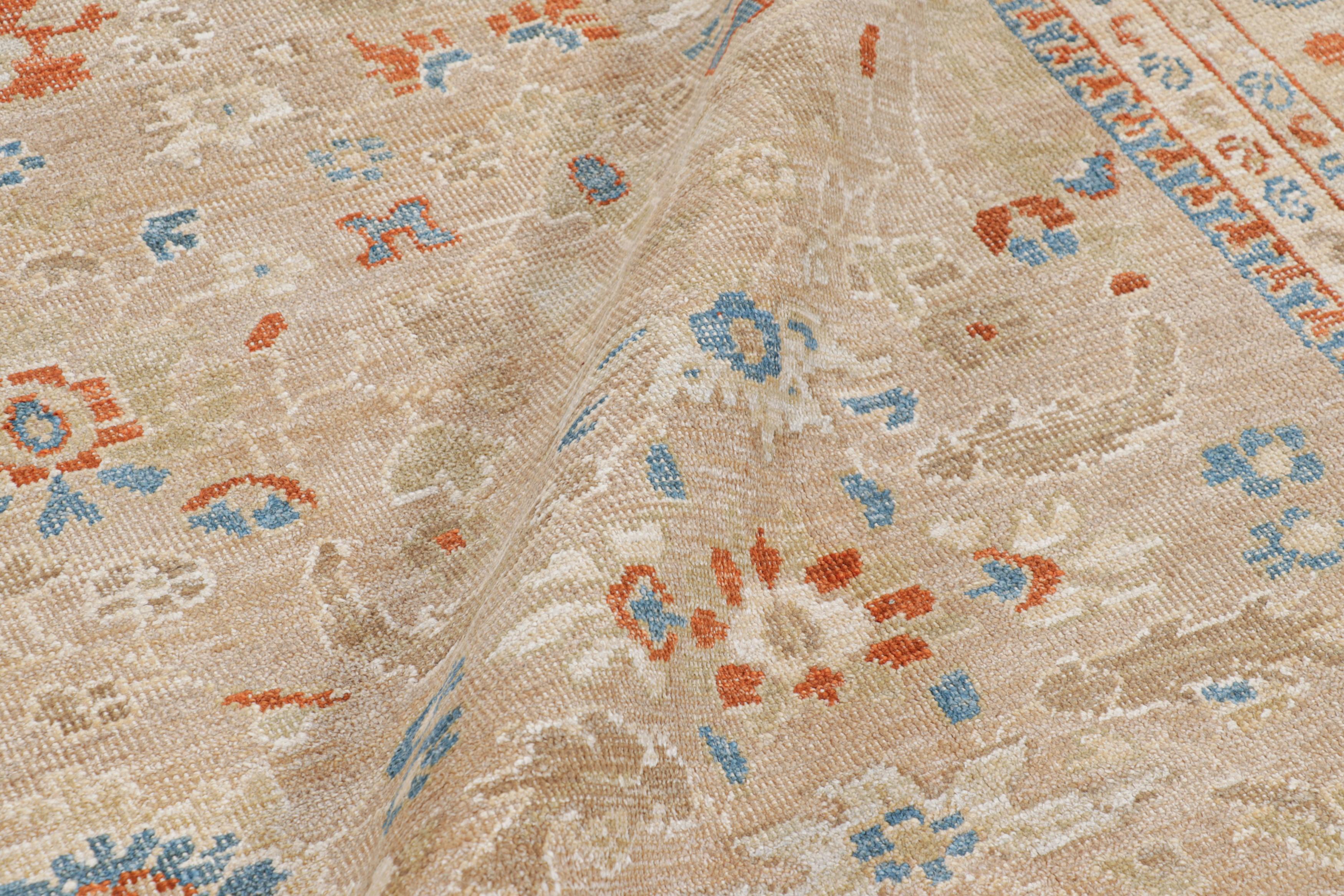 Lana Rug & Kilim: Tappeto in stile Oushak in beige e arancione con motivi floreali in vendita