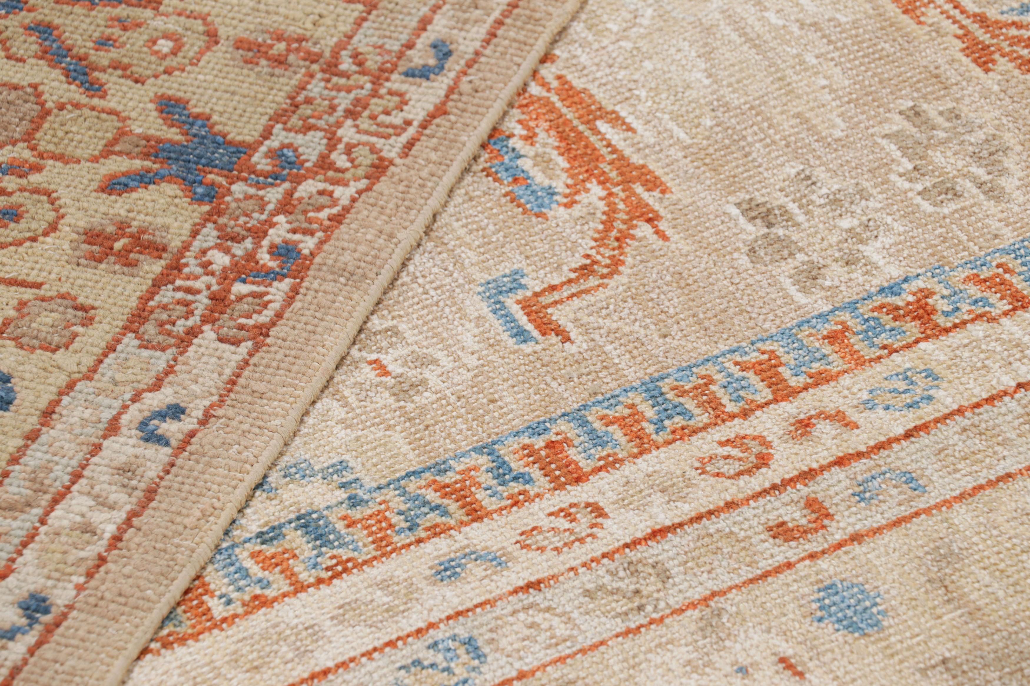 Rug & Kilim: Tappeto in stile Oushak in beige e arancione con motivi floreali in vendita 1