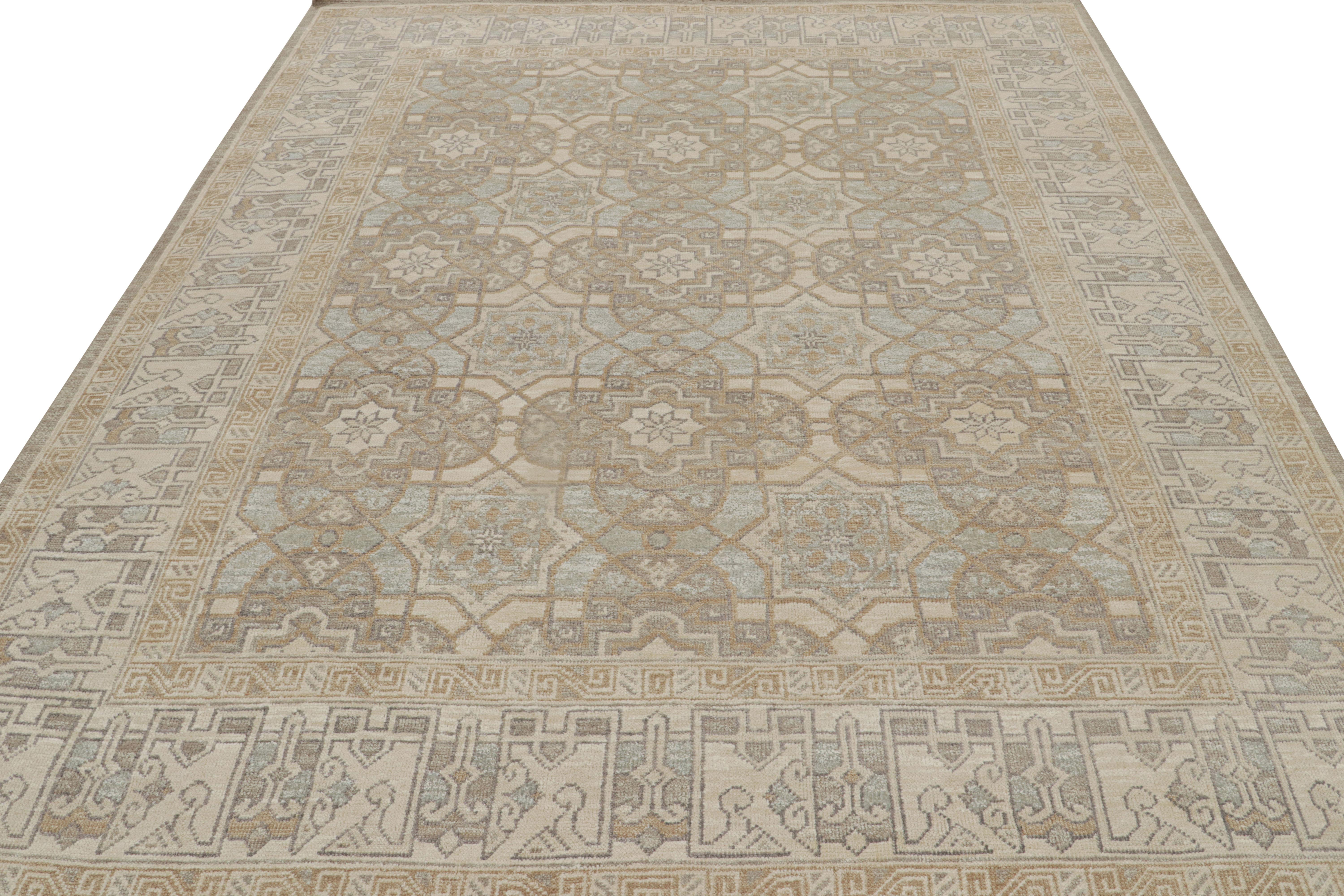 Moderne Rug & Kilim's Oushak Style Rug in Beige-Brown and Blue Geometric Pattern (tapis de style Oushak à motifs géométriques beige, marron et bleu) en vente