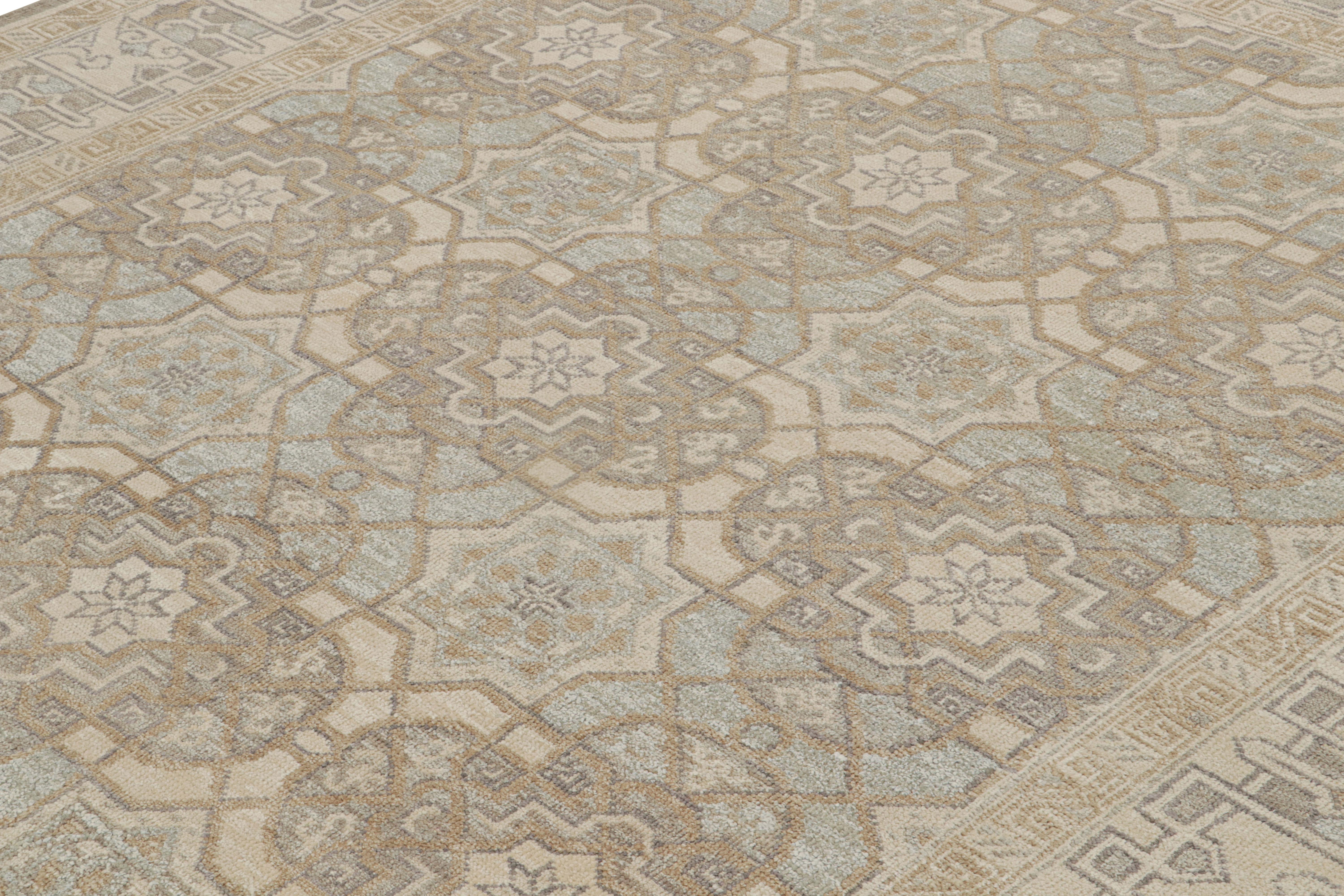 Indien Rug & Kilim's Oushak Style Rug in Beige-Brown and Blue Geometric Pattern (tapis de style Oushak à motifs géométriques beige, marron et bleu) en vente