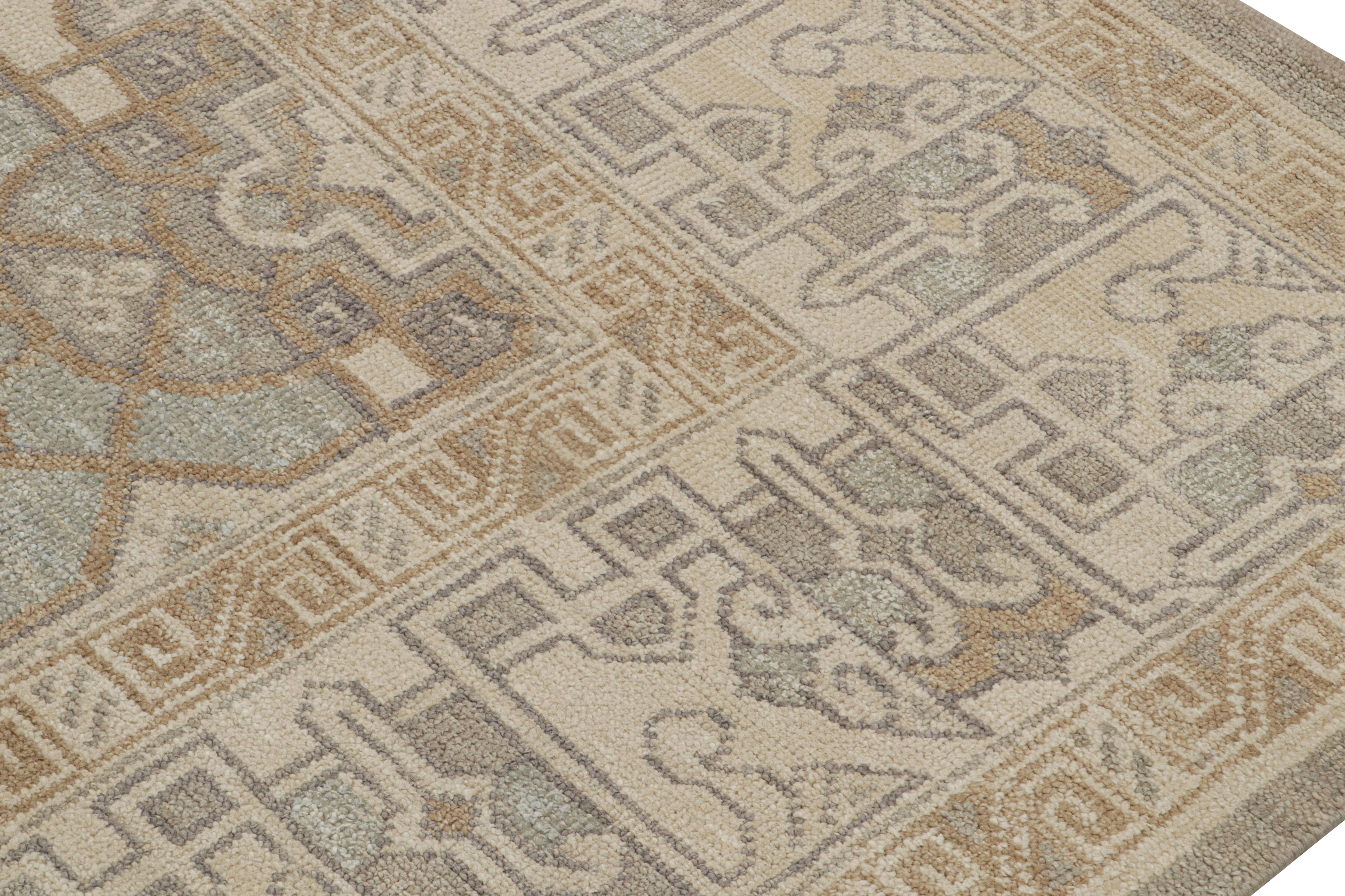 Noué à la main Rug & Kilim's Oushak Style Rug in Beige-Brown and Blue Geometric Pattern (tapis de style Oushak à motifs géométriques beige, marron et bleu) en vente