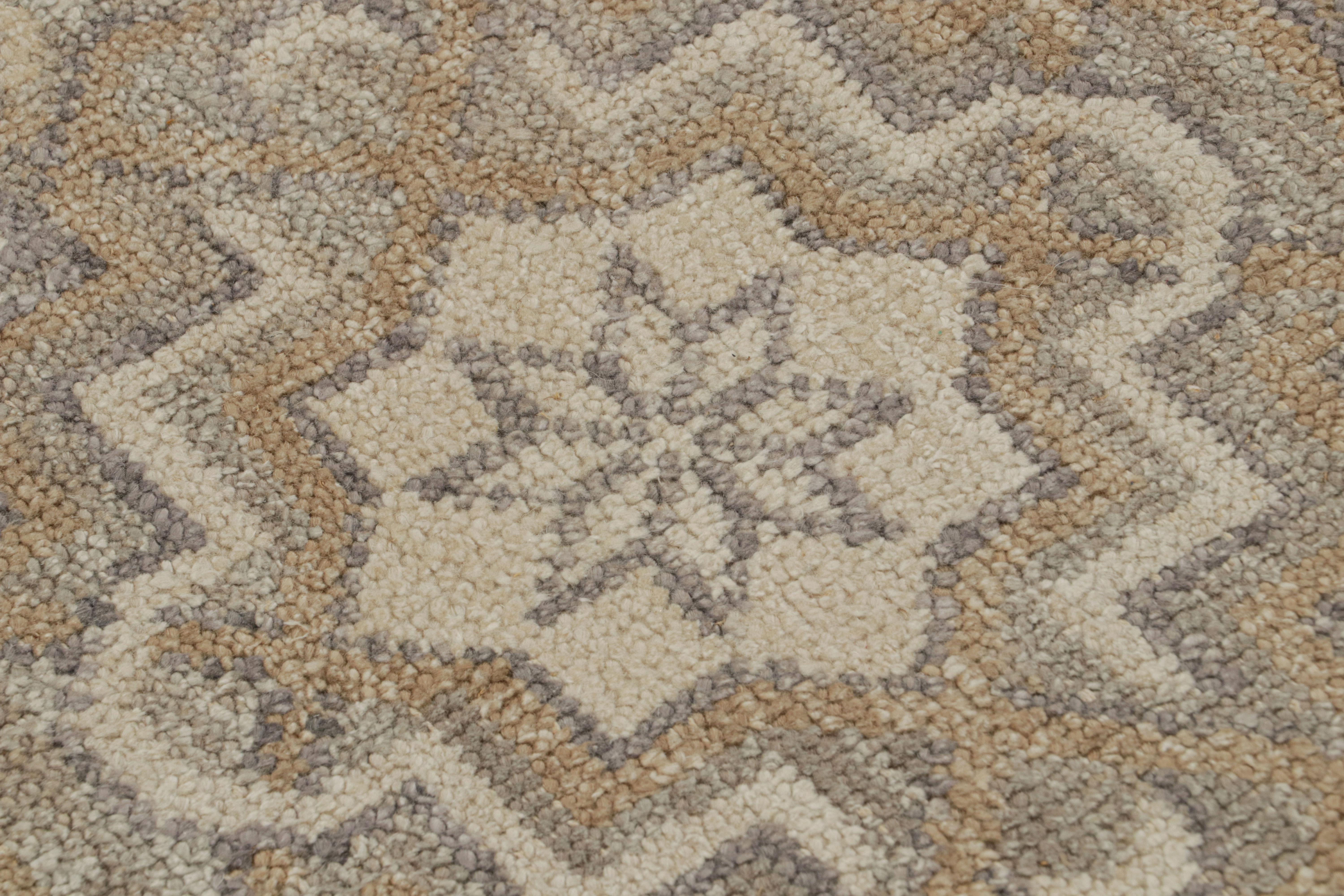 Rug & Kilim's Oushak Style Rug in Beige-Brown and Blue Geometric Pattern (tapis de style Oushak à motifs géométriques beige, marron et bleu) Neuf - En vente à Long Island City, NY