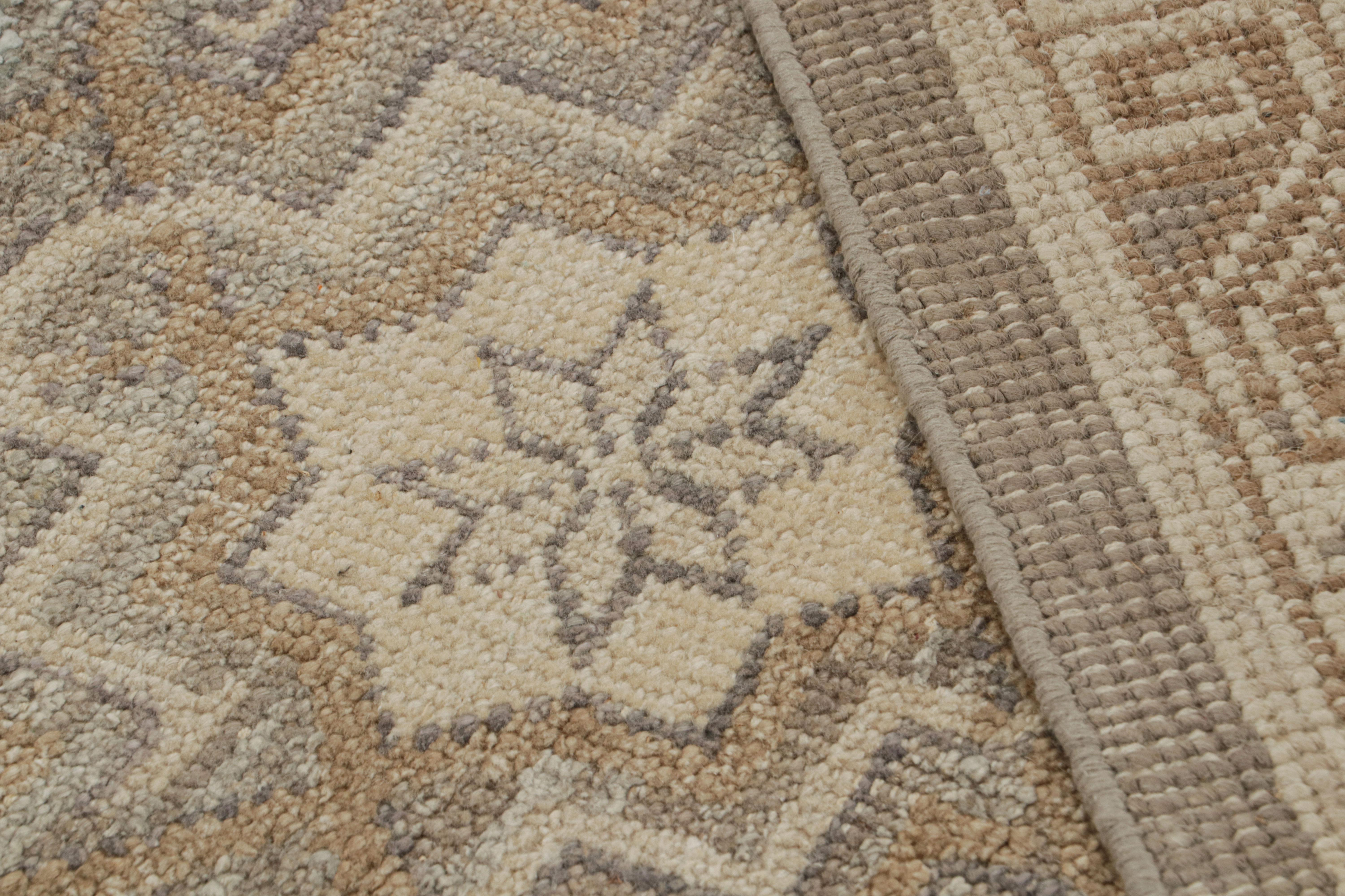 XXIe siècle et contemporain Rug & Kilim's Oushak Style Rug in Beige-Brown and Blue Geometric Pattern (tapis de style Oushak à motifs géométriques beige, marron et bleu) en vente