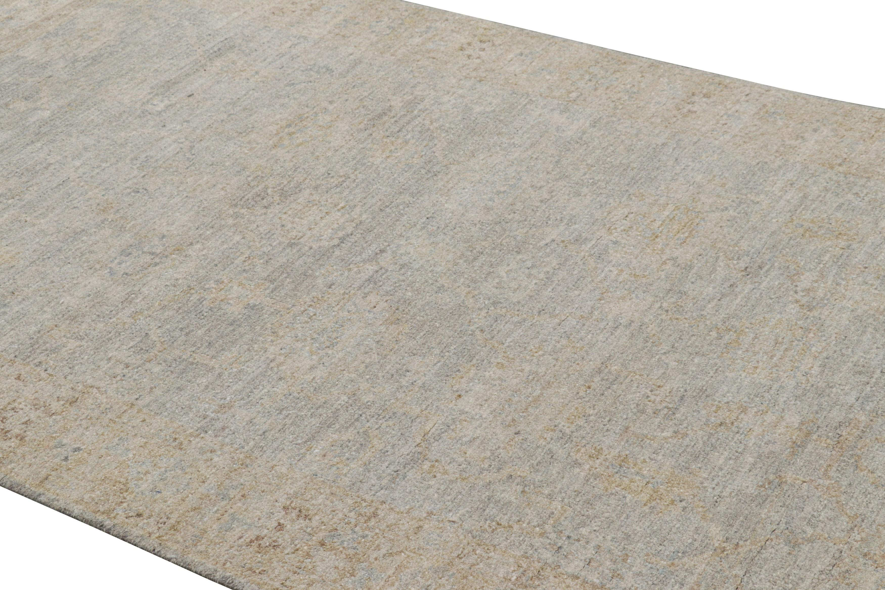 Dieser Teppich (5x8) aus handgeknüpfter Seide mit floralen Mustern in Beige-Braun-, Grau- und Off-White-Tönen aus der Modern Classics-Kollektion von Rug & Kilim ist eine neue, von Vintage- und antiken Oushak-Teppichen inspirierte Linie. 

Über das