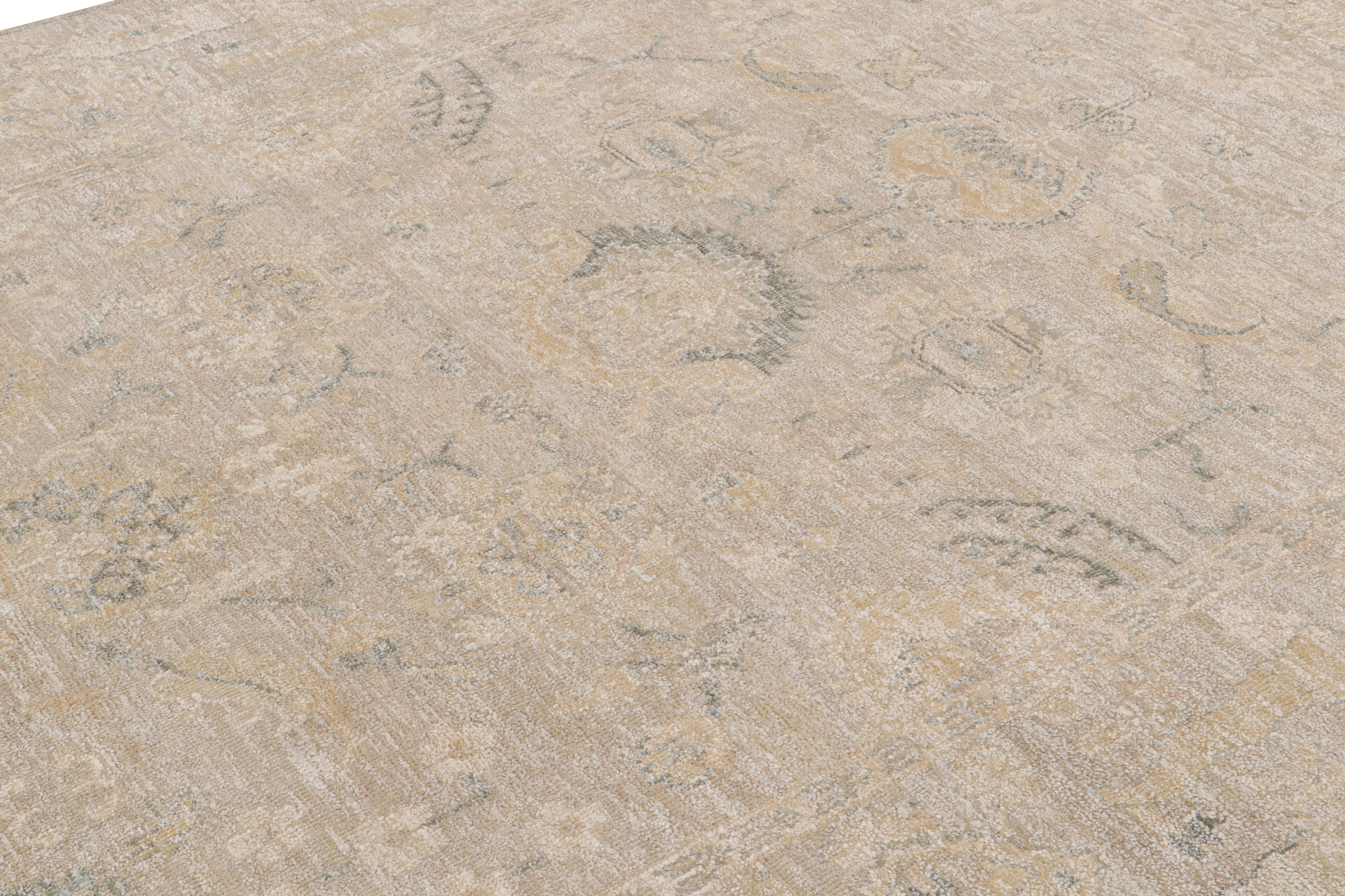 Annodato a mano Tappeto in stile Oushak di Rug & Kilim in beige-marrone e grigio con motivi floreali in vendita