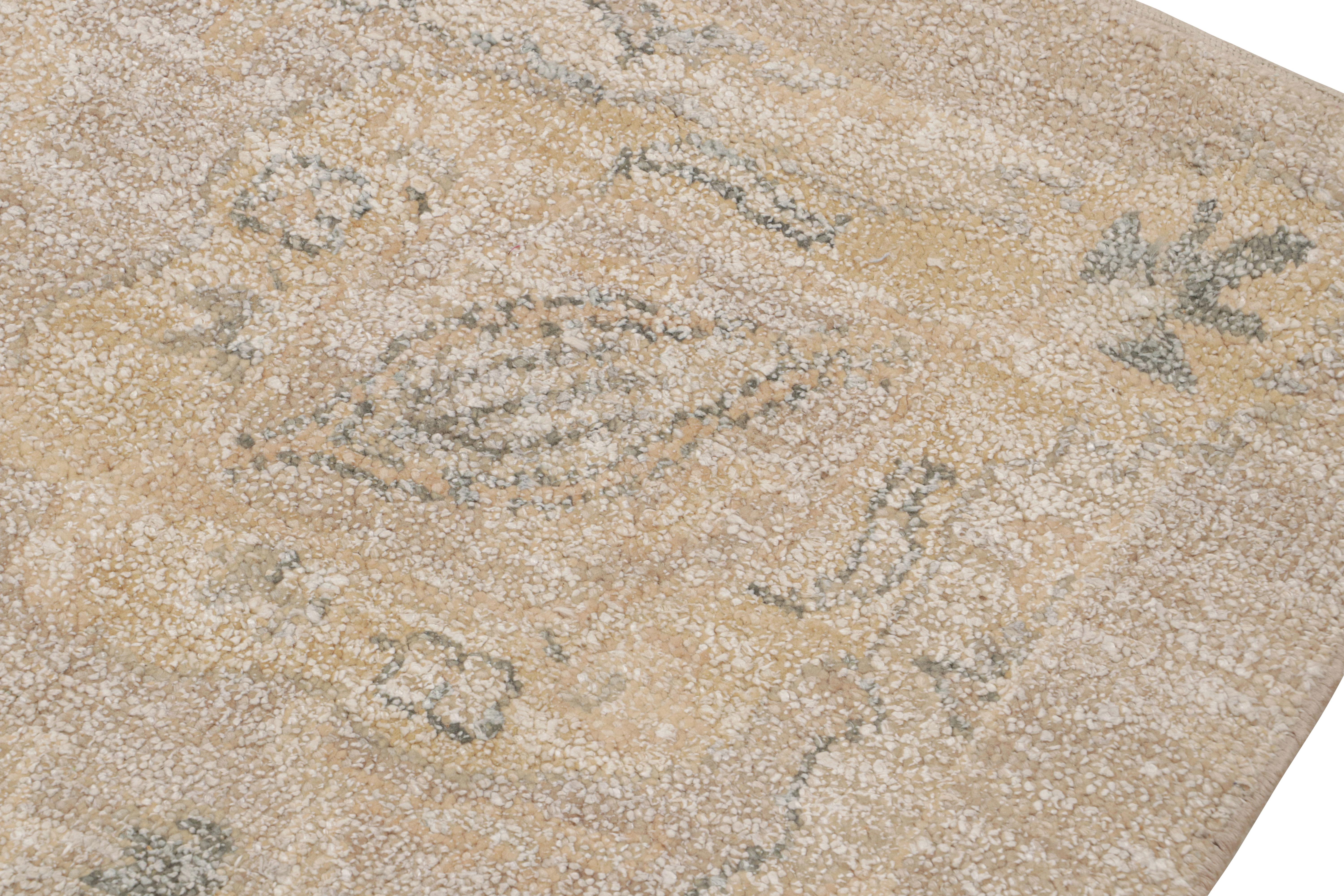 Tappeto in stile Oushak di Rug & Kilim in beige-marrone e grigio con motivi floreali In condizioni Nuovo in vendita a Long Island City, NY