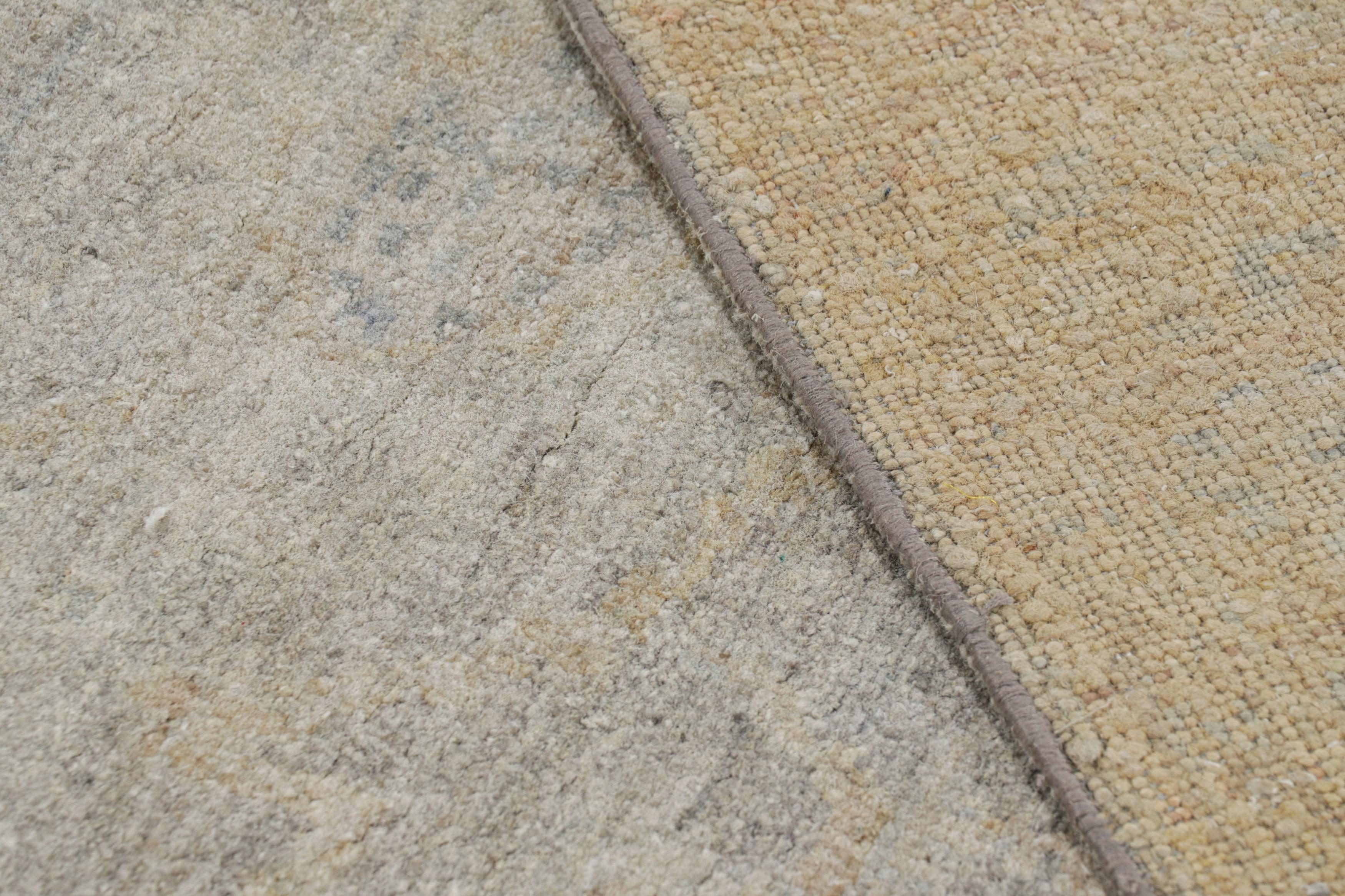 Oushak-Teppich von Rug & Kilim in Beige-Braun und Grau mit Blumenmustern (Seide) im Angebot