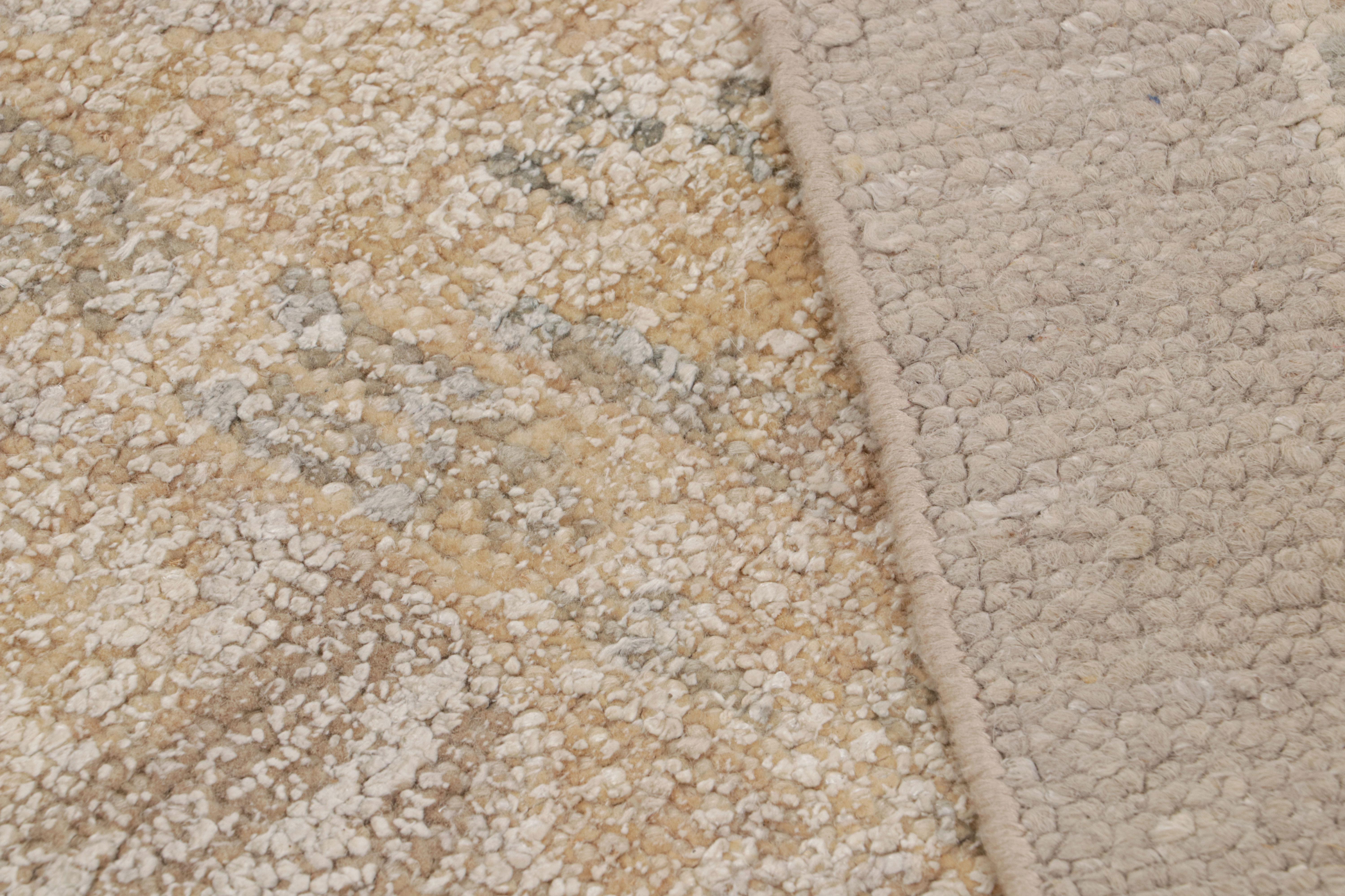 Lana Tappeto in stile Oushak di Rug & Kilim in beige-marrone e grigio con motivi floreali in vendita