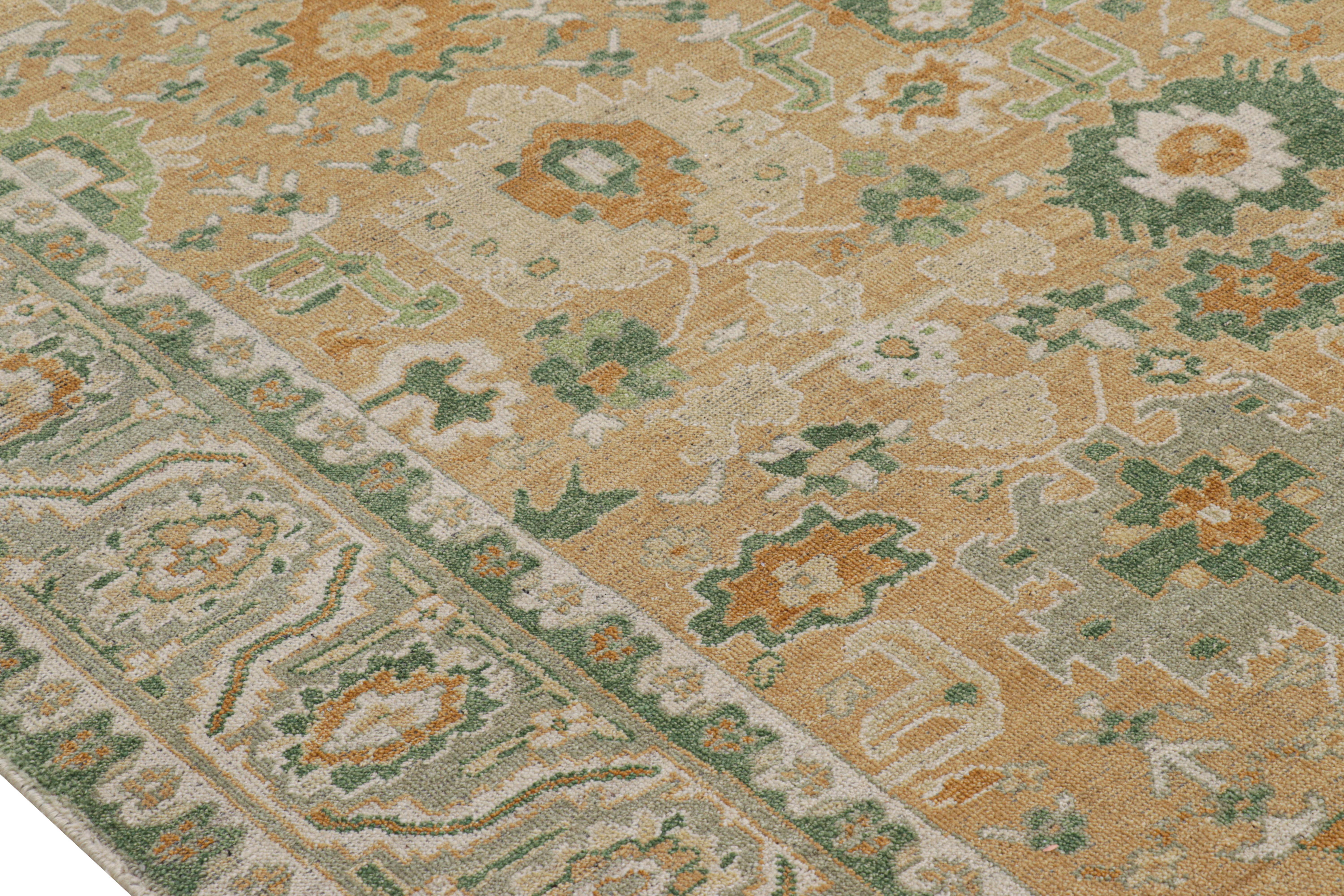 Rug & Kilim's Oushak Style Teppich in Beige-Braun und Grün mit Blumenmustern (Indisch) im Angebot