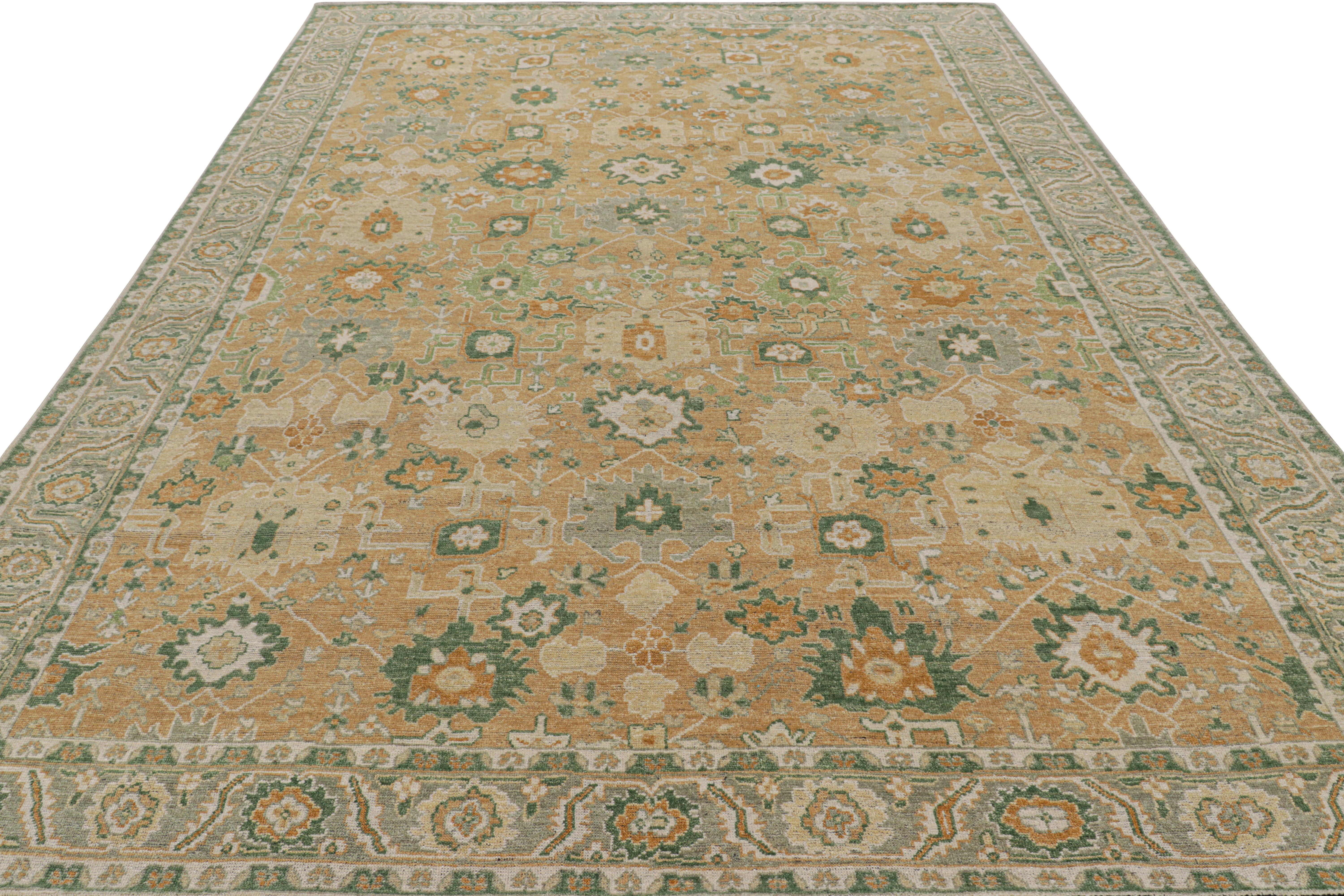 Rug & Kilim's Oushak Style Teppich in Beige-Braun und Grün mit Blumenmustern (Handgeknüpft) im Angebot
