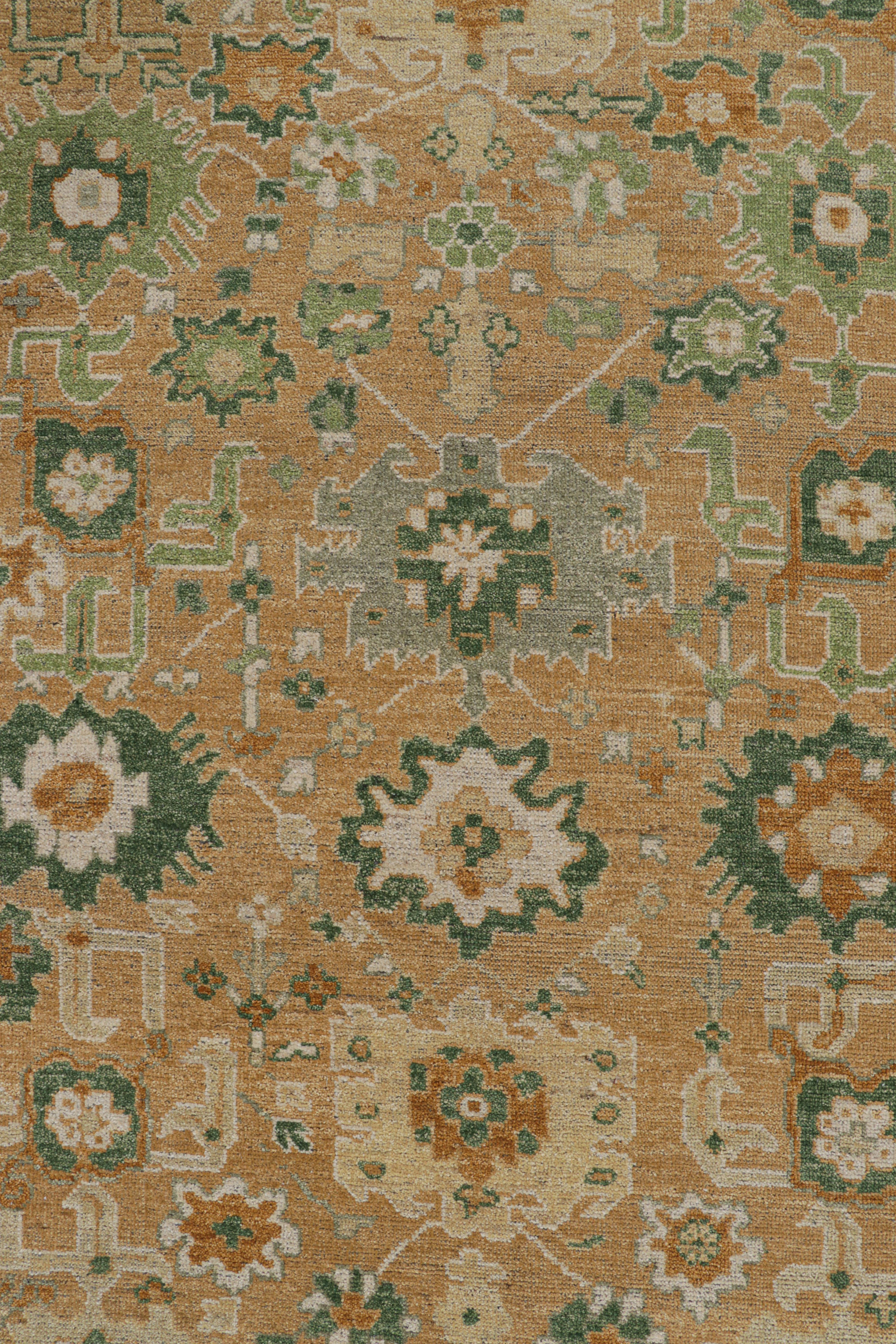 Rug & Kilim's Oushak Style Teppich in Beige-Braun und Grün mit Blumenmustern (21. Jahrhundert und zeitgenössisch) im Angebot
