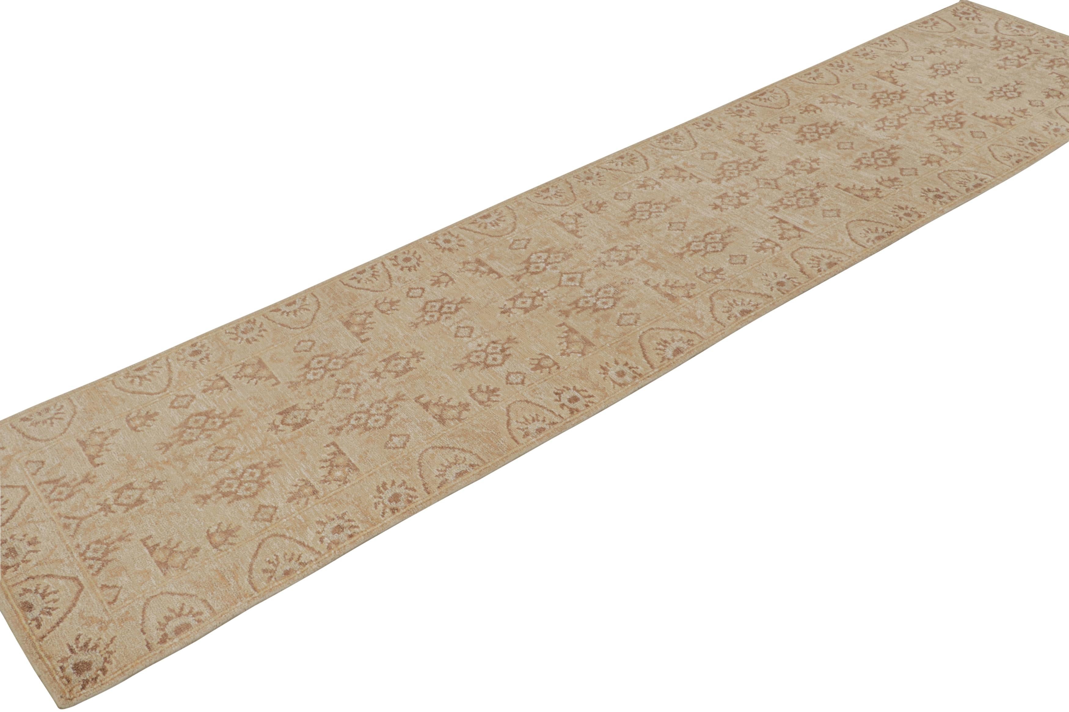 Anudada a mano en lana y seda, una pieza de 3x14 de nuestra nueva línea de alfombras de esta colección inspirada en las antiguas alfombras Oushak.

Sobre el diseño: 

Esta pieza presenta un estampado floral integral en beige y marrón. La alfombra