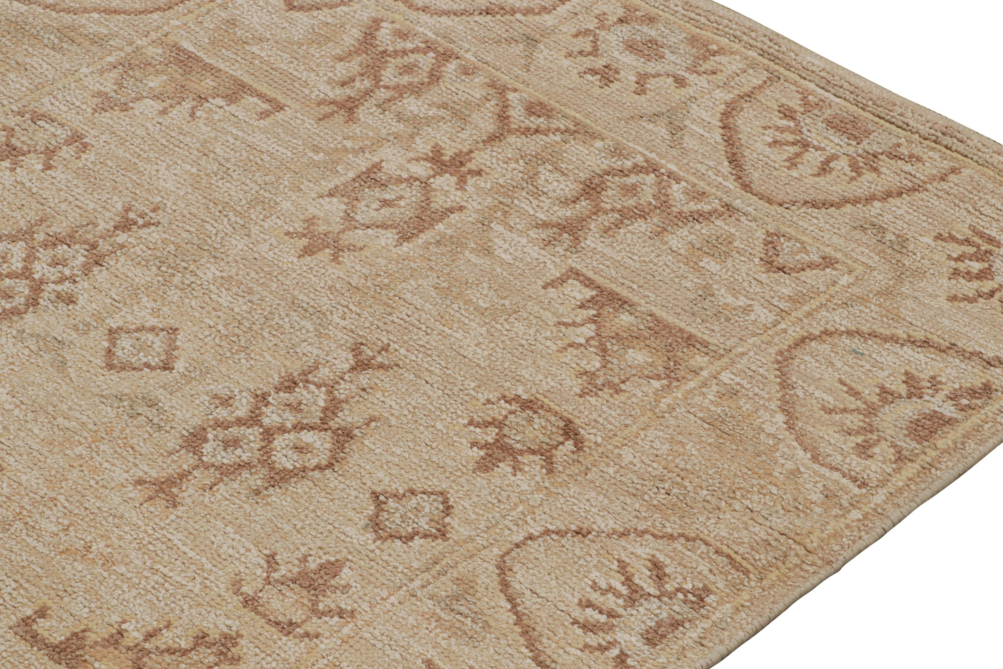 Alfombra estilo Oushak de Rug & Kilim con estampado floral beige-marrón en Nuevo estado para la venta en Long Island City, NY