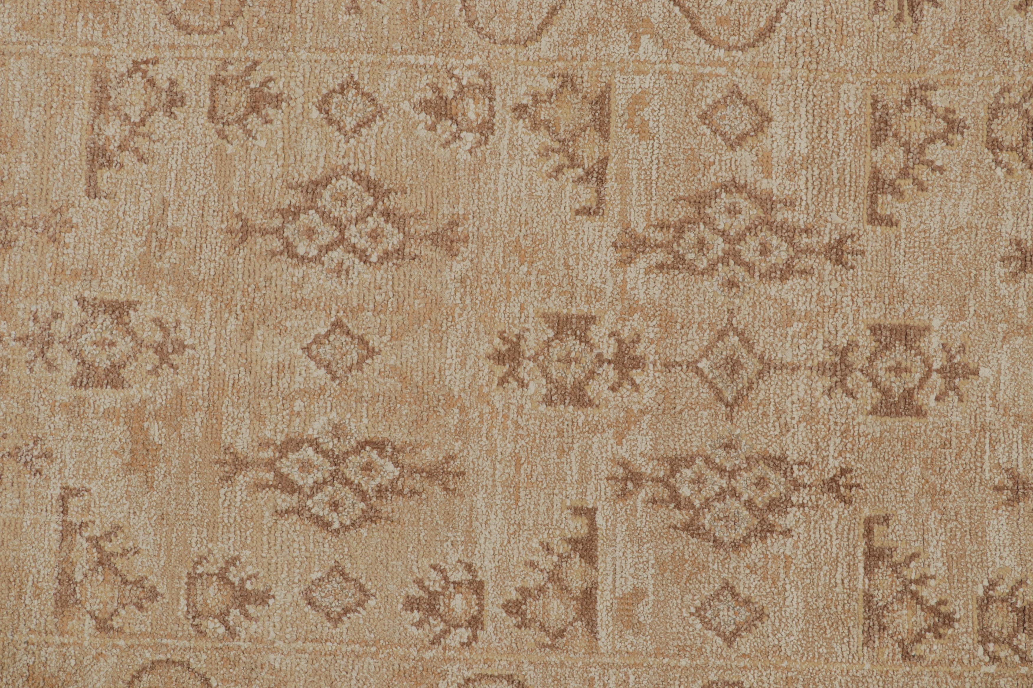 Alfombra estilo Oushak de Rug & Kilim con estampado floral beige-marrón Siglo XXI y contemporáneo en venta
