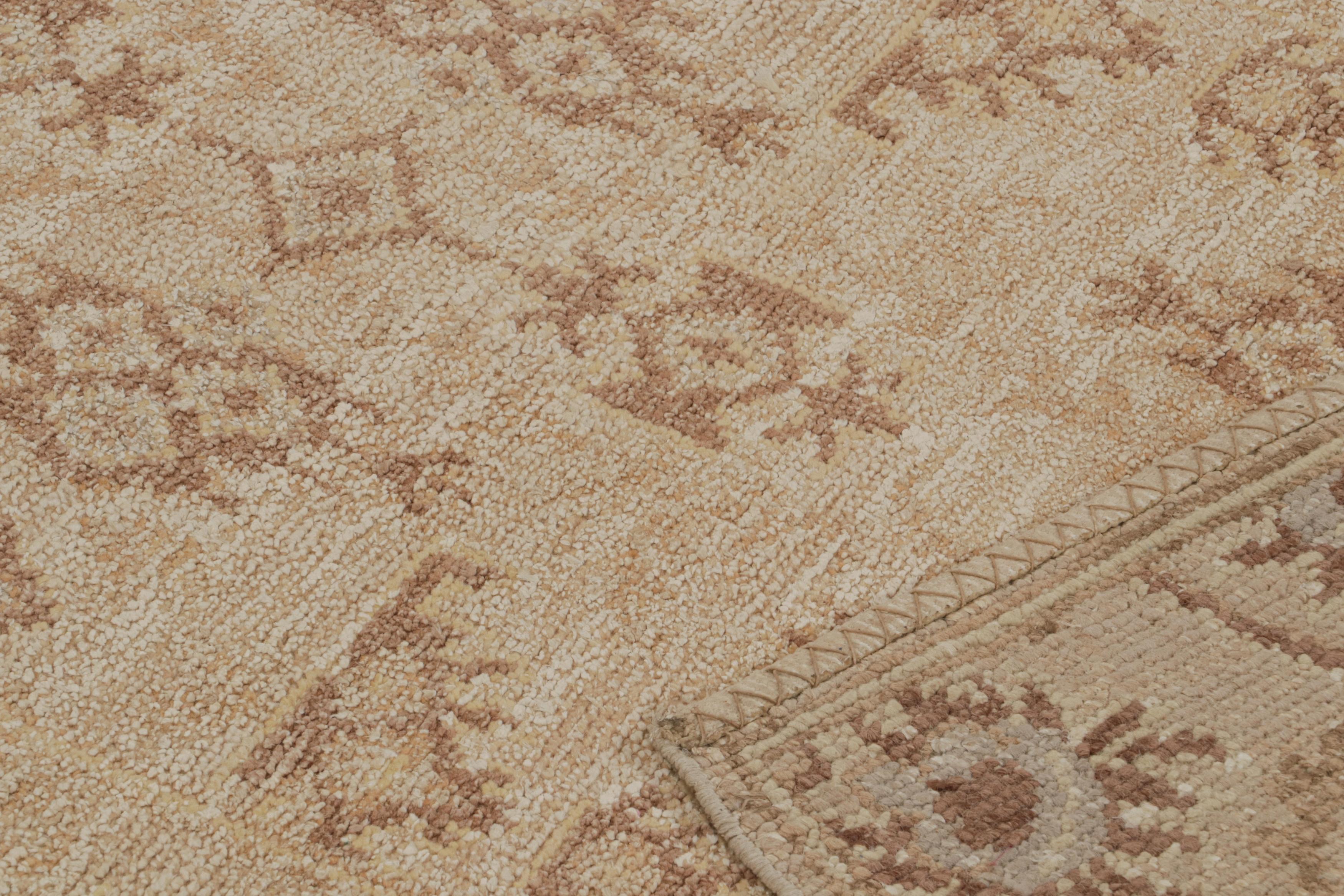 Alfombra estilo Oushak de Rug & Kilim con estampado floral beige-marrón Lana en venta