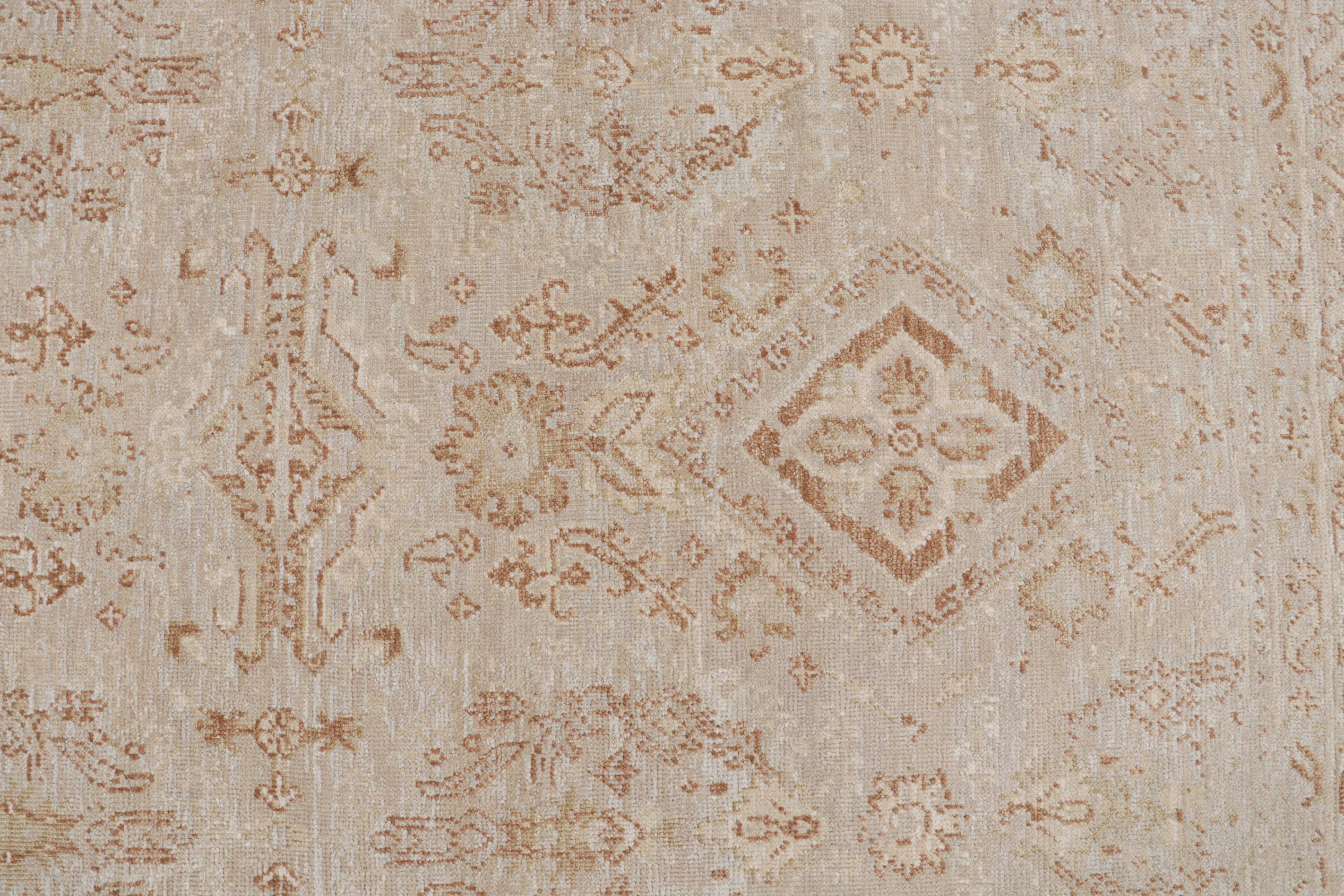 Indien Rug & Kilim's Oushak Style Rug in Beige-Brown Geometric Patterns (tapis de style Oushak à motifs géométriques beige et marron) en vente