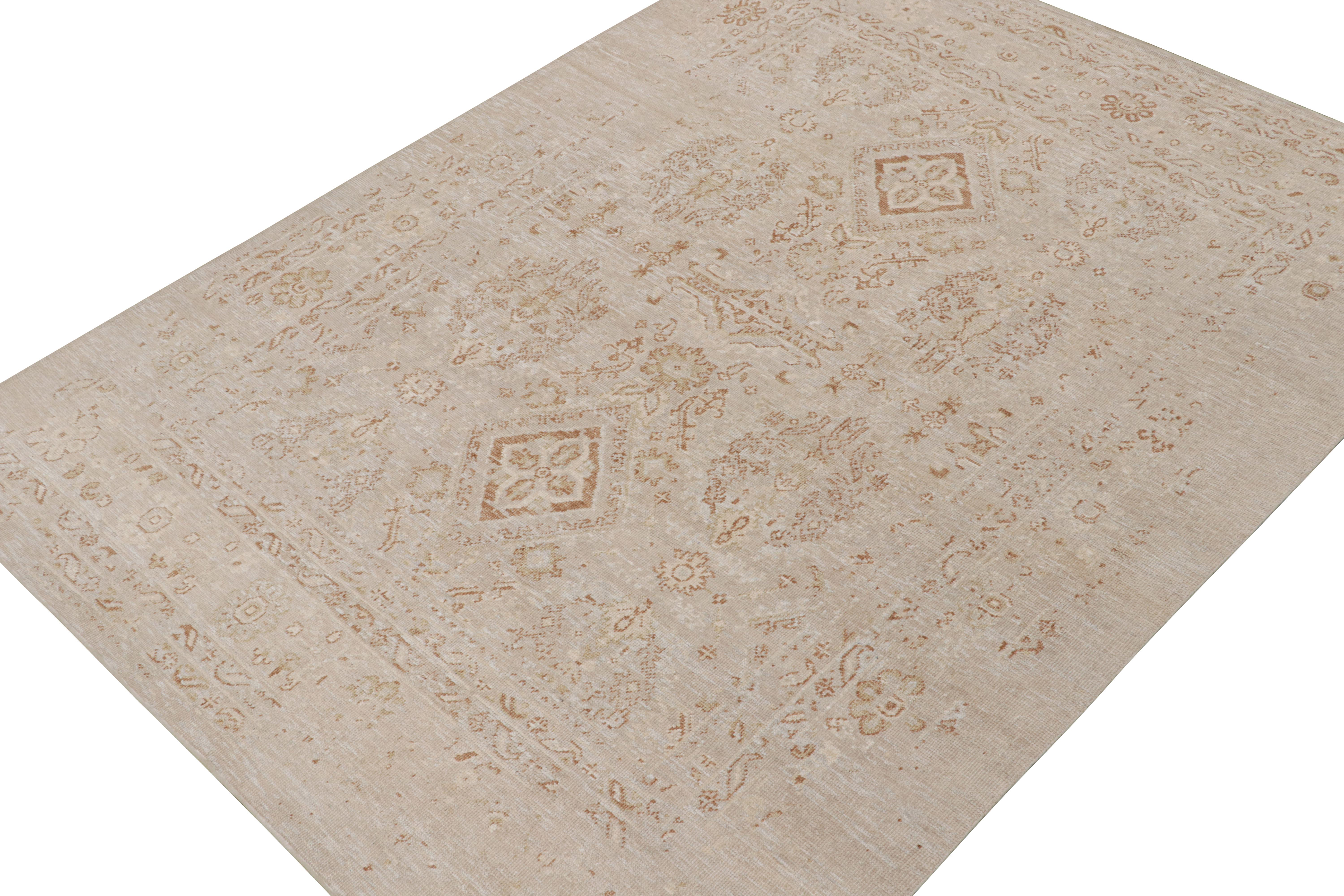 Noué à la main Rug & Kilim's Oushak Style Rug in Beige-Brown Geometric Patterns (tapis de style Oushak à motifs géométriques beige et marron) en vente
